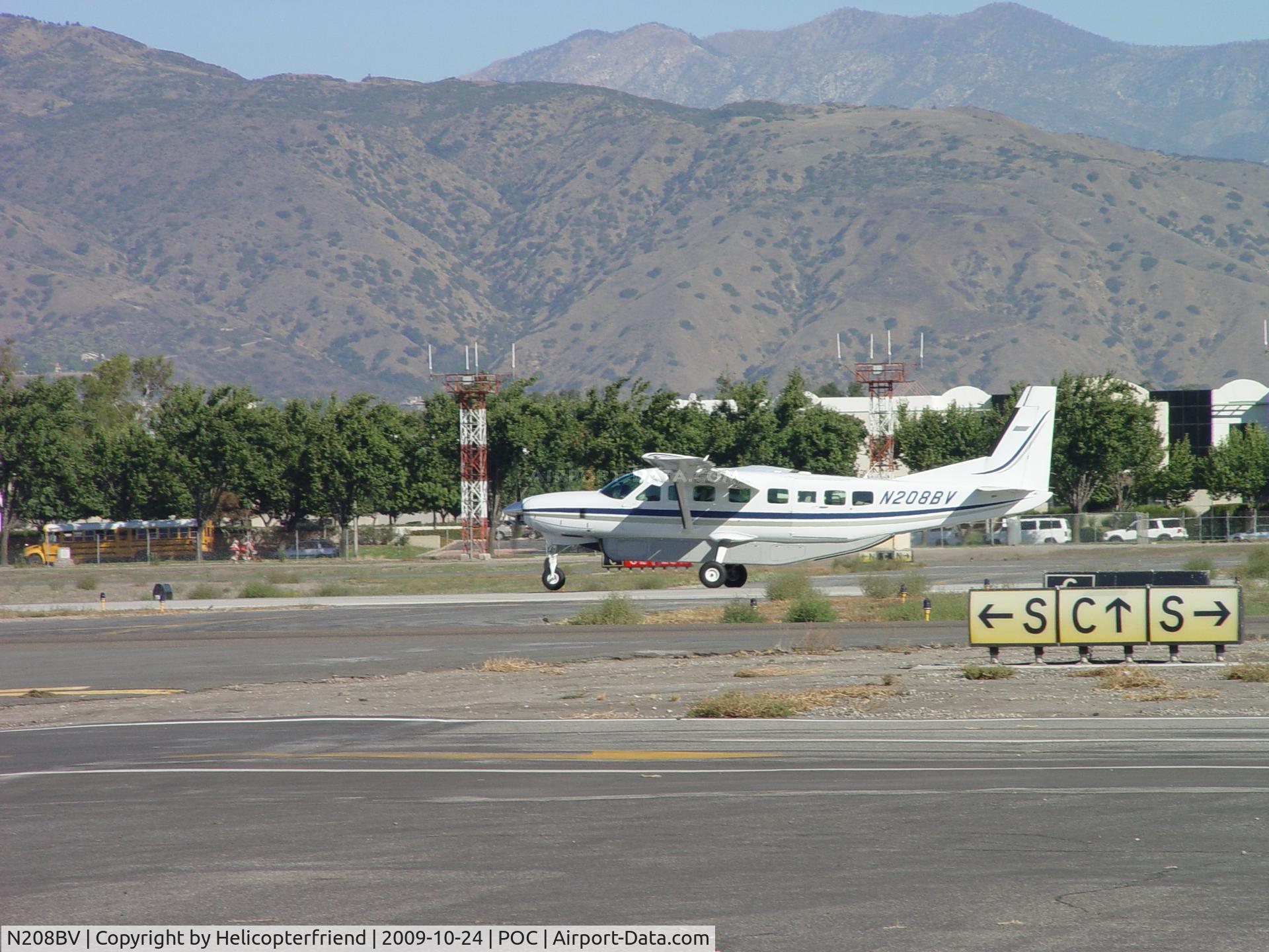 N208BV, 2001 Cessna 208B C/N 208B0913, Lifting off on runway 26L westbound