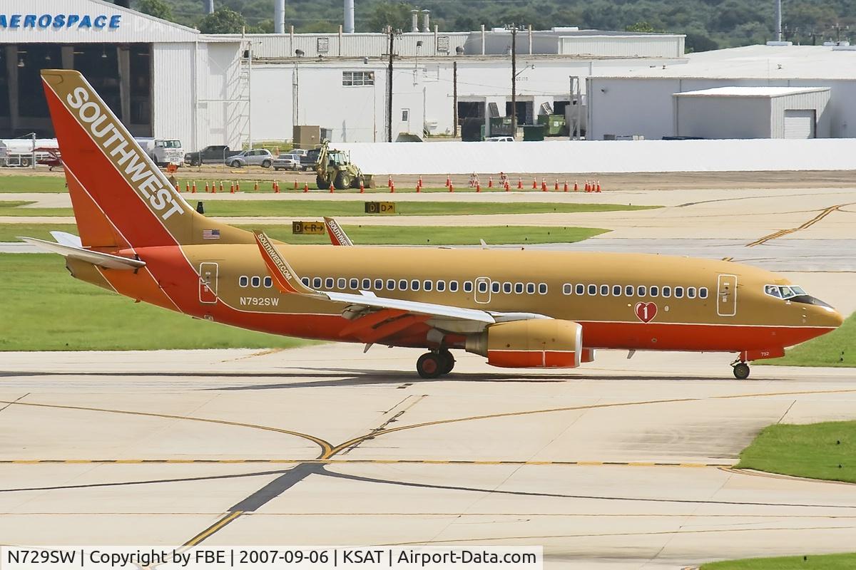 N729SW, 1999 Boeing 737-7H4 C/N 27861, descellerating after landing