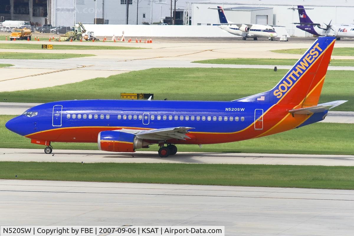 N520SW, 1991 Boeing 737-5H4 C/N 25319, taxying to the active