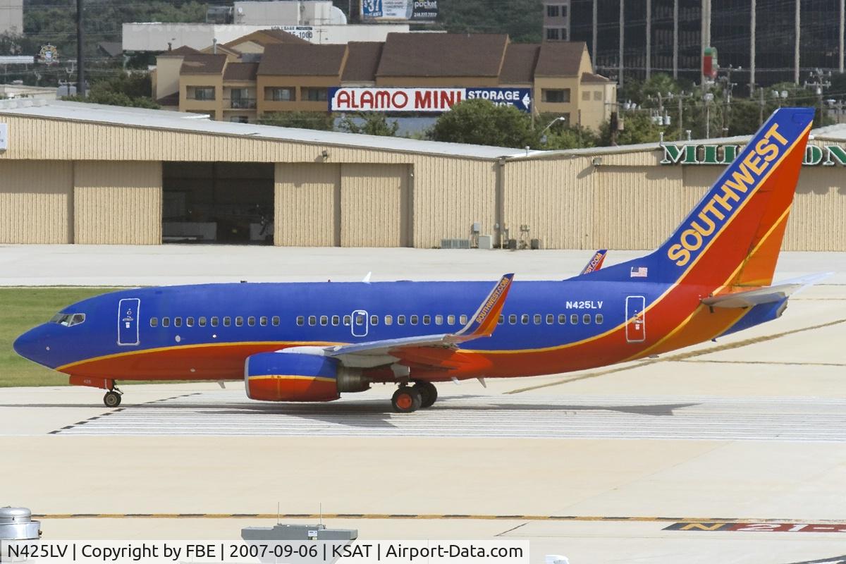 N425LV, 2002 Boeing 737-7H4 C/N 29829, lining up for departure