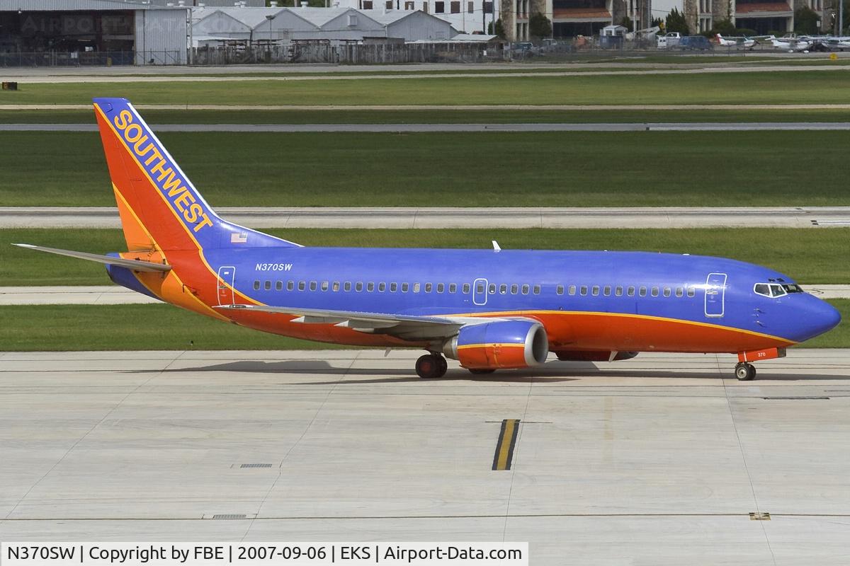 N370SW, 1993 Boeing 737-3H4 C/N 26597, taxying to the stand