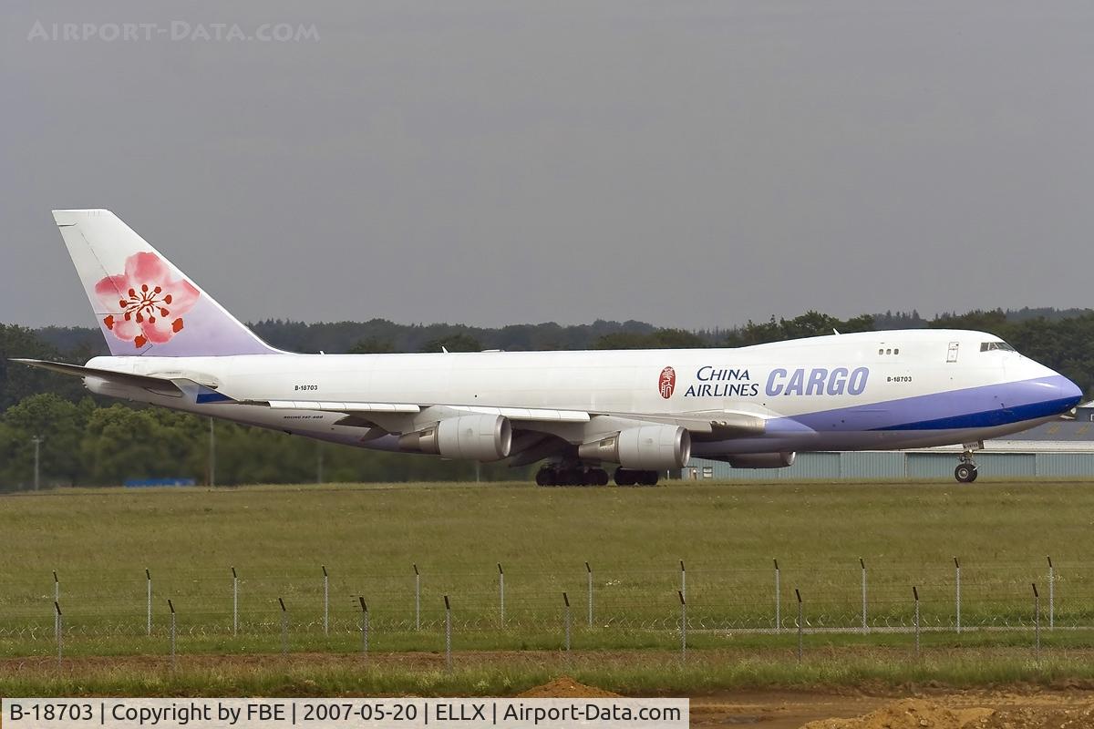 B-18703, 2000 Boeing 747-409F/SCD C/N 30761, descellerating RW06