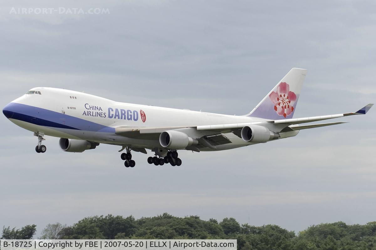 B-18725, 2007 Boeing 747-409F/SCD C/N 30771, on final RW06
