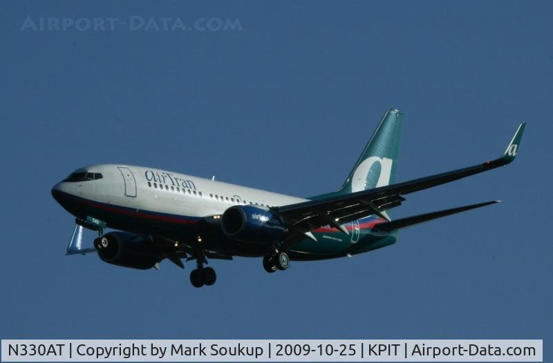 N330AT, 2007 Boeing 737-7BD C/N 36399, 737 coming into KPIT