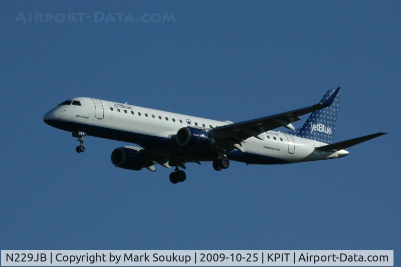 N229JB, 2006 Embraer 190AR (ERJ-190-100IGW) C/N 19000032, N229JB Coming into KPIT