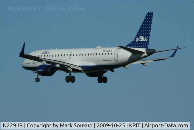N229JB, 2006 Embraer 190AR (ERJ-190-100IGW) C/N 19000032, N229JB @ KPIT