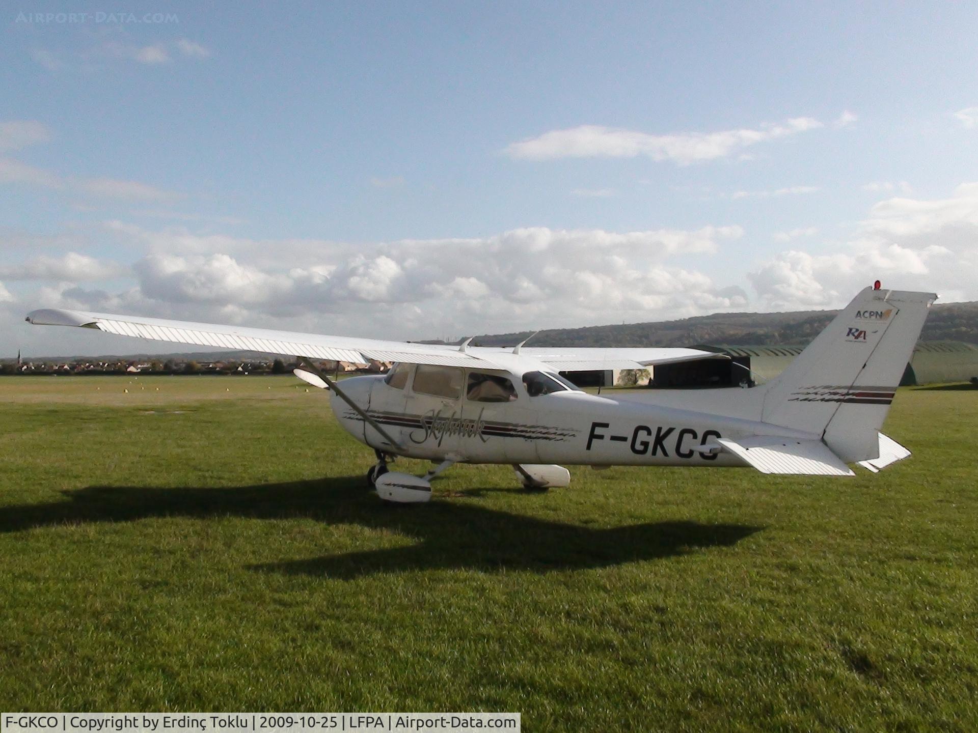 F-GKCO, Cessna 172R C/N 172-80055, Waiting for pilots ... at ACPN/Persan