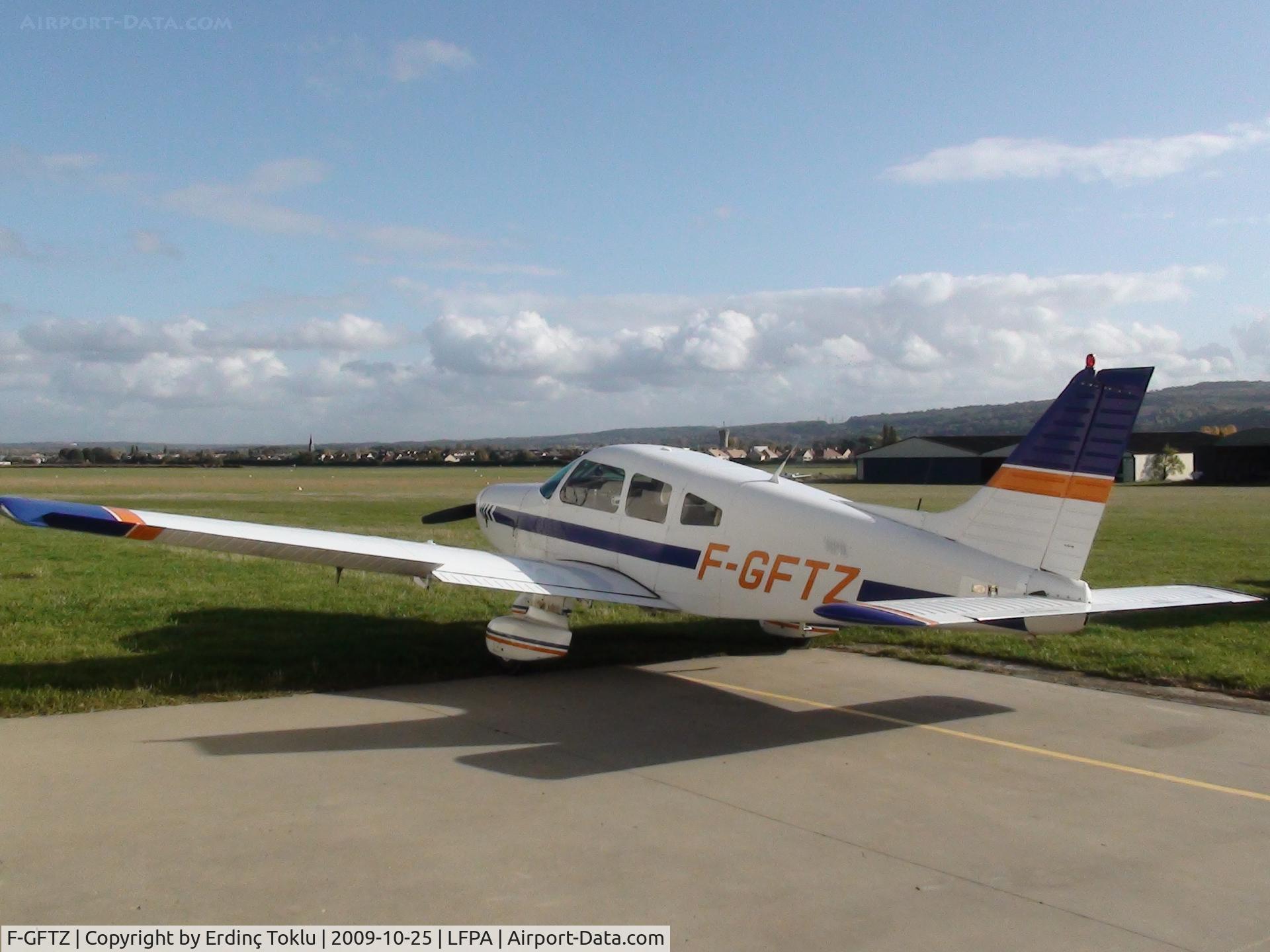 F-GFTZ, Piper PA-28-161 Warrior II C/N 28-8216093, Waiting for pilots ... at ACPN/Persan