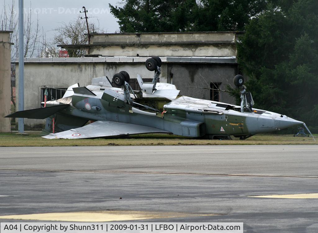 A04, Sepecat Jaguar A C/N A4, Damaged with wind... Expected to go to the Old Wings Association for repair and for exhibit in the next years ;)