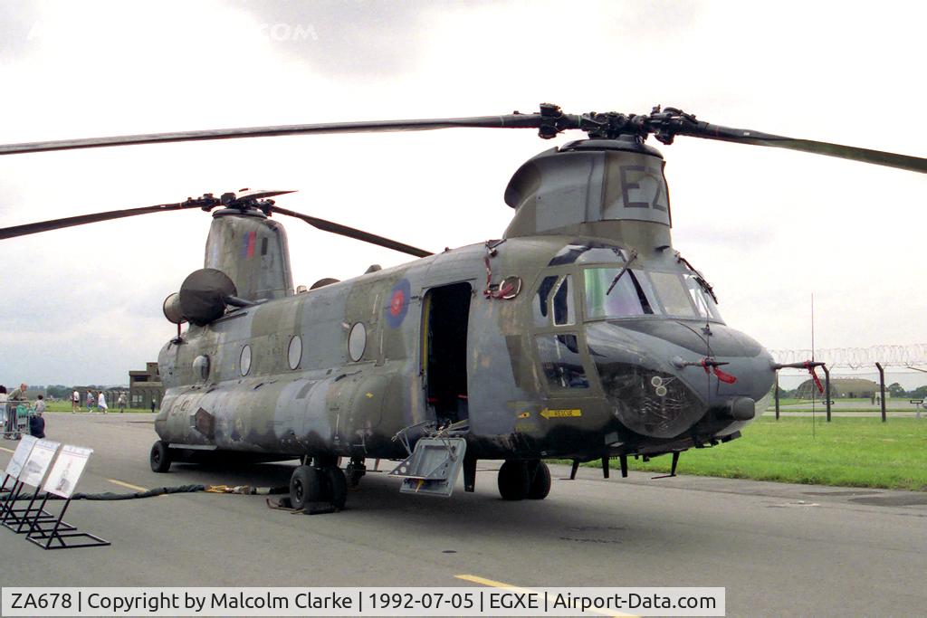 ZA678, Boeing Vertol Chinook HC.1B C/N MA-009/B-825, Boeing Vertol Chinook HC1B (352). From RAF No 7 Sqn, Odiham and seen at RAF Leeming Country Fair and Air Show in 1992.