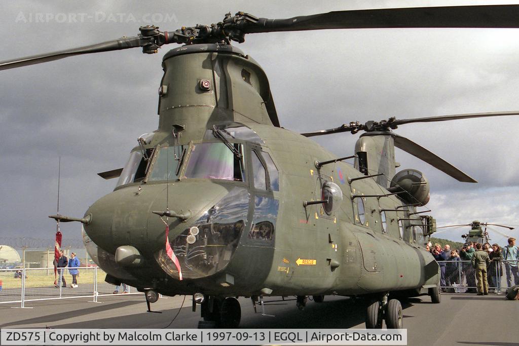 ZD575, Boeing Vertol Chinook HC.2 C/N M/A035/B-867/M7023), Boeing Chinook HC2 (352). Flown by RAF No 27(R) Sqn from Odiham at RAF Leuchars Battle of Britain Air Show in 1997.