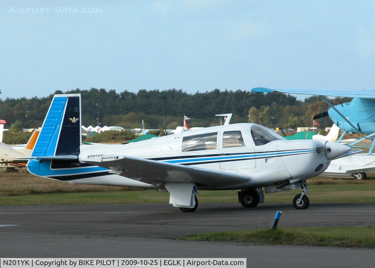 N201YK, 1978 Mooney M20J 201 C/N 24-0518, VISITING MOONEY TAXYING TO TERMINAL RAMP
