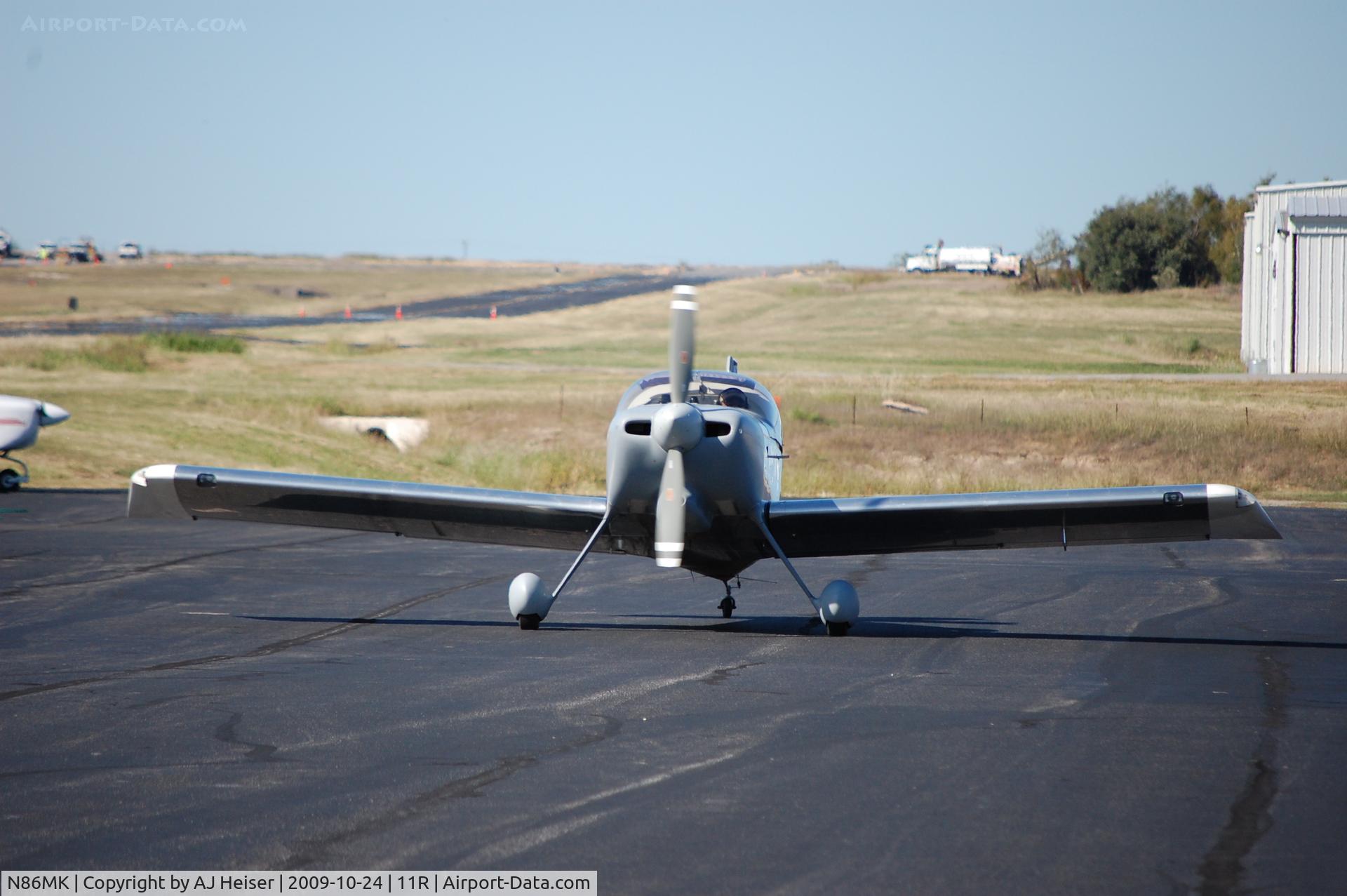 N86MK, 2005 Vans RV-7 C/N 70-426, N86MK taxiing to rwy 16 at 11R
