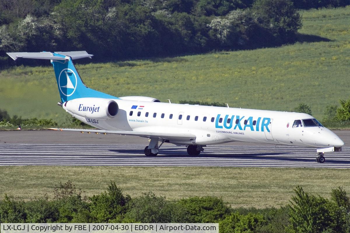 LX-LGJ, 2001 Embraer EMB-145LU (ERJ-145LU) C/N 145395, lining up RW09