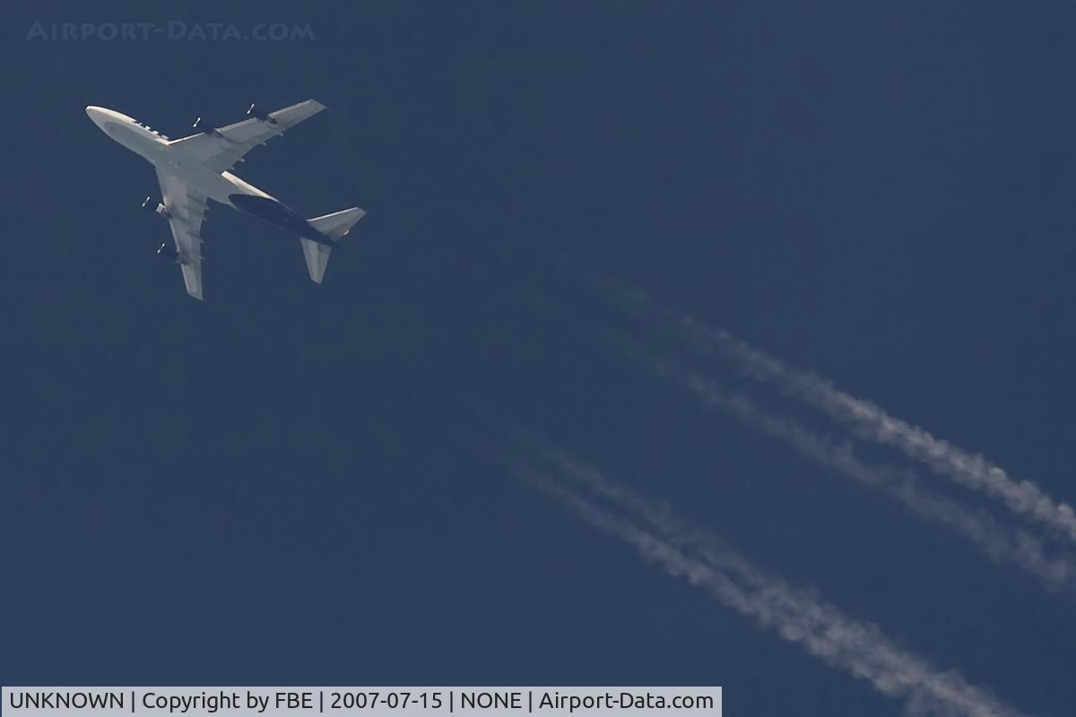 UNKNOWN, Contrails Various C/N Unknown, Giant (Atlas) B747-400 cruising high