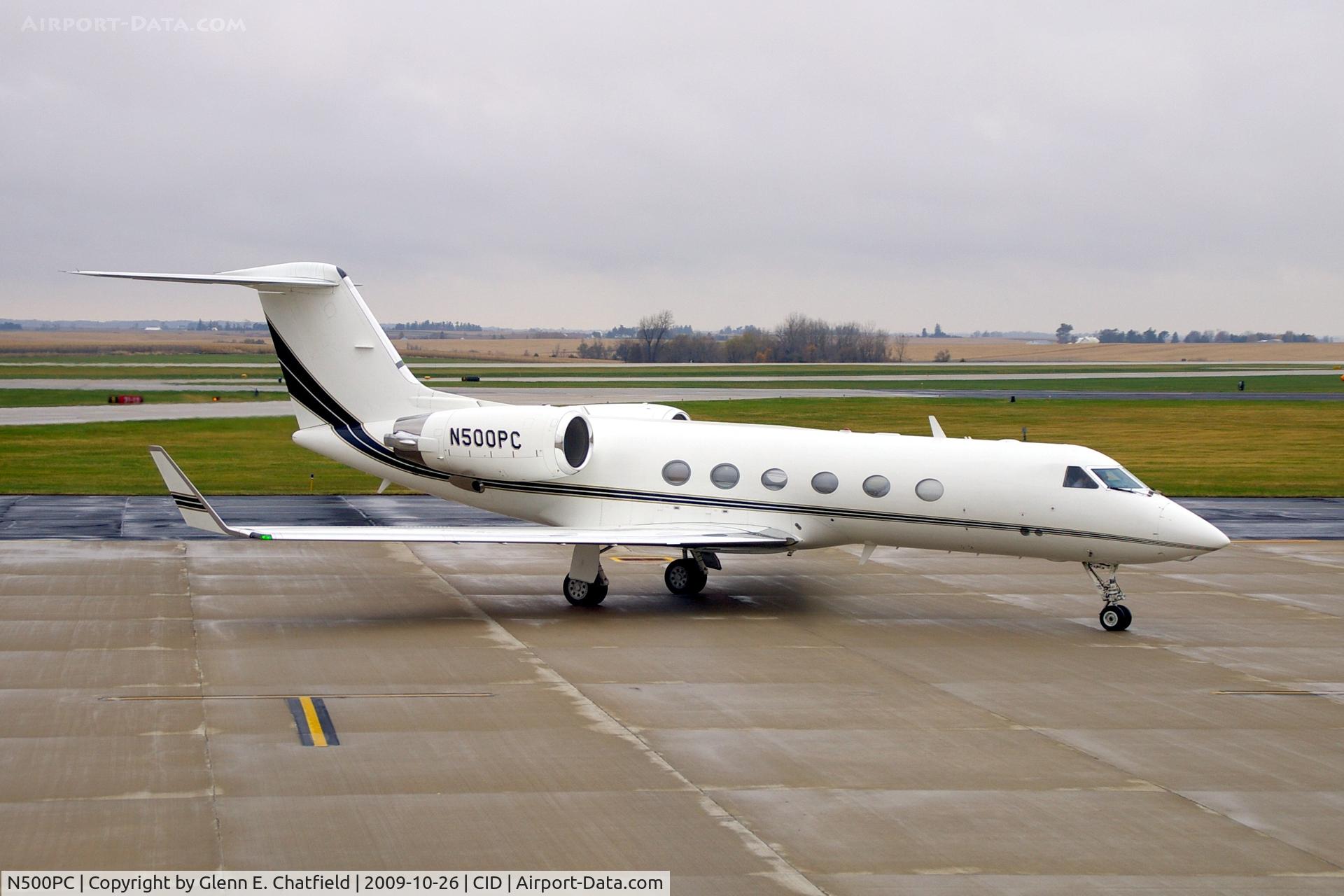 N500PC, 2002 Gulfstream Aerospace G-IV C/N 1492, Pulling into Landmark on  a rainy day