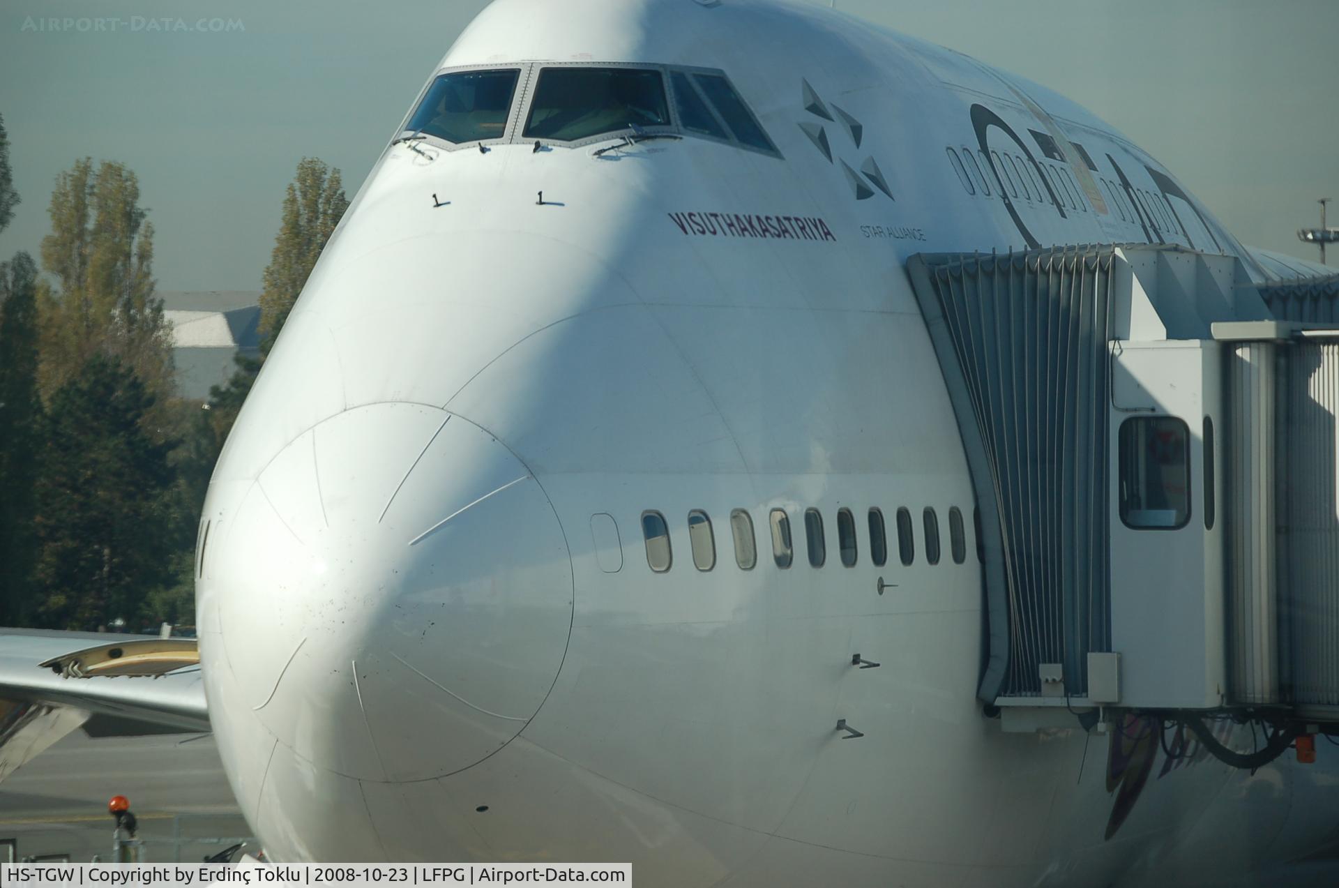 HS-TGW, 1997 Boeing 747-4D7 C/N 27724, Visuthakasatriya Docked at CDG/T2