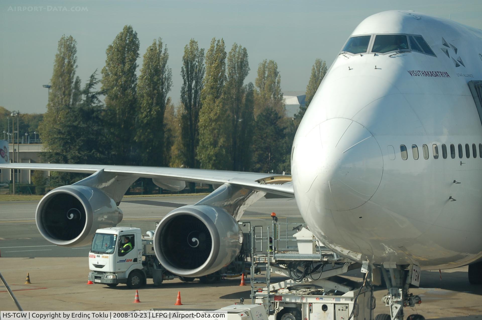 HS-TGW, 1997 Boeing 747-4D7 C/N 27724, Visuthakasatriya docked at CDG/T2