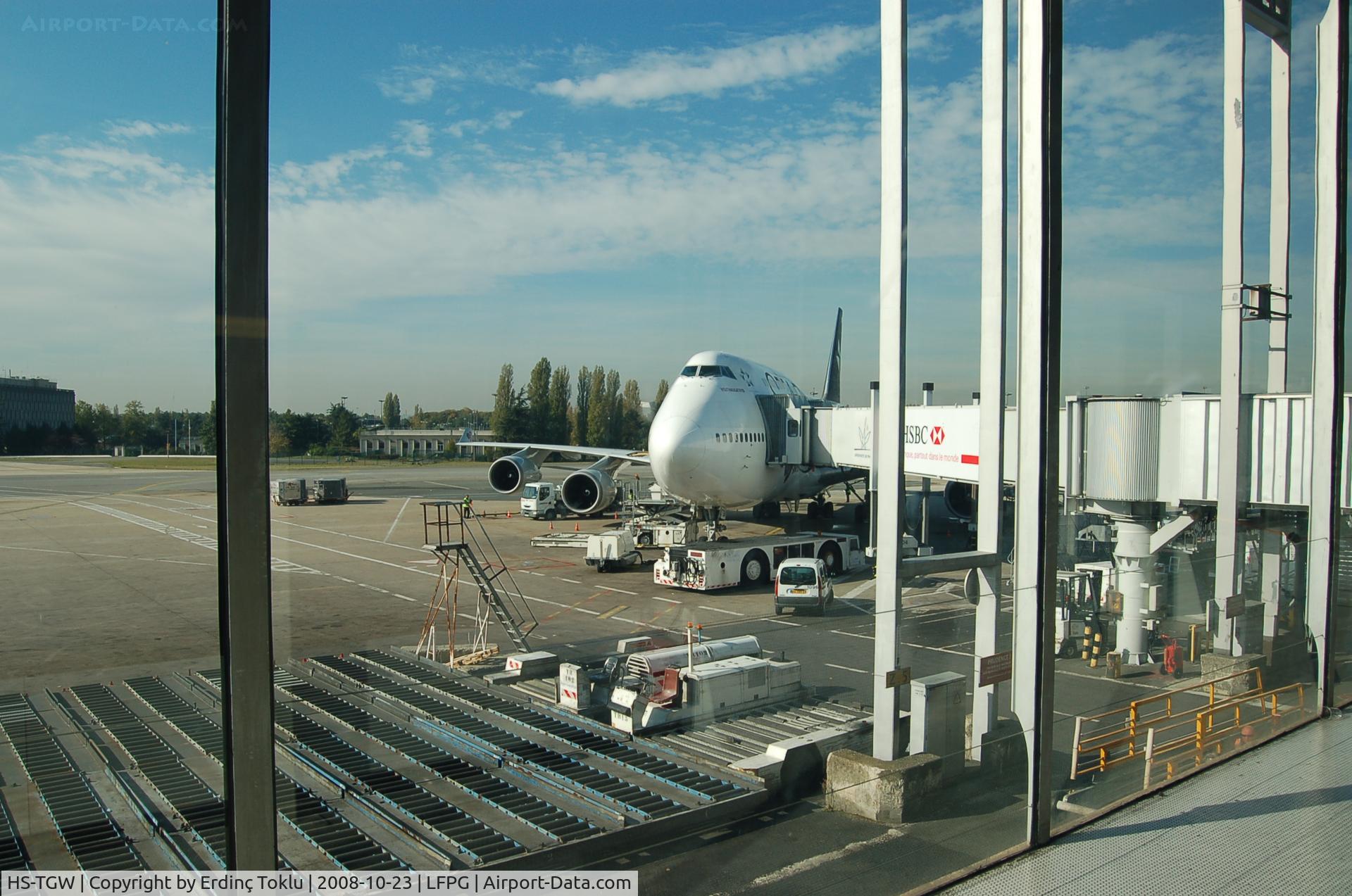 HS-TGW, 1997 Boeing 747-4D7 C/N 27724, Visuthakasatriya docked at CDG/T2