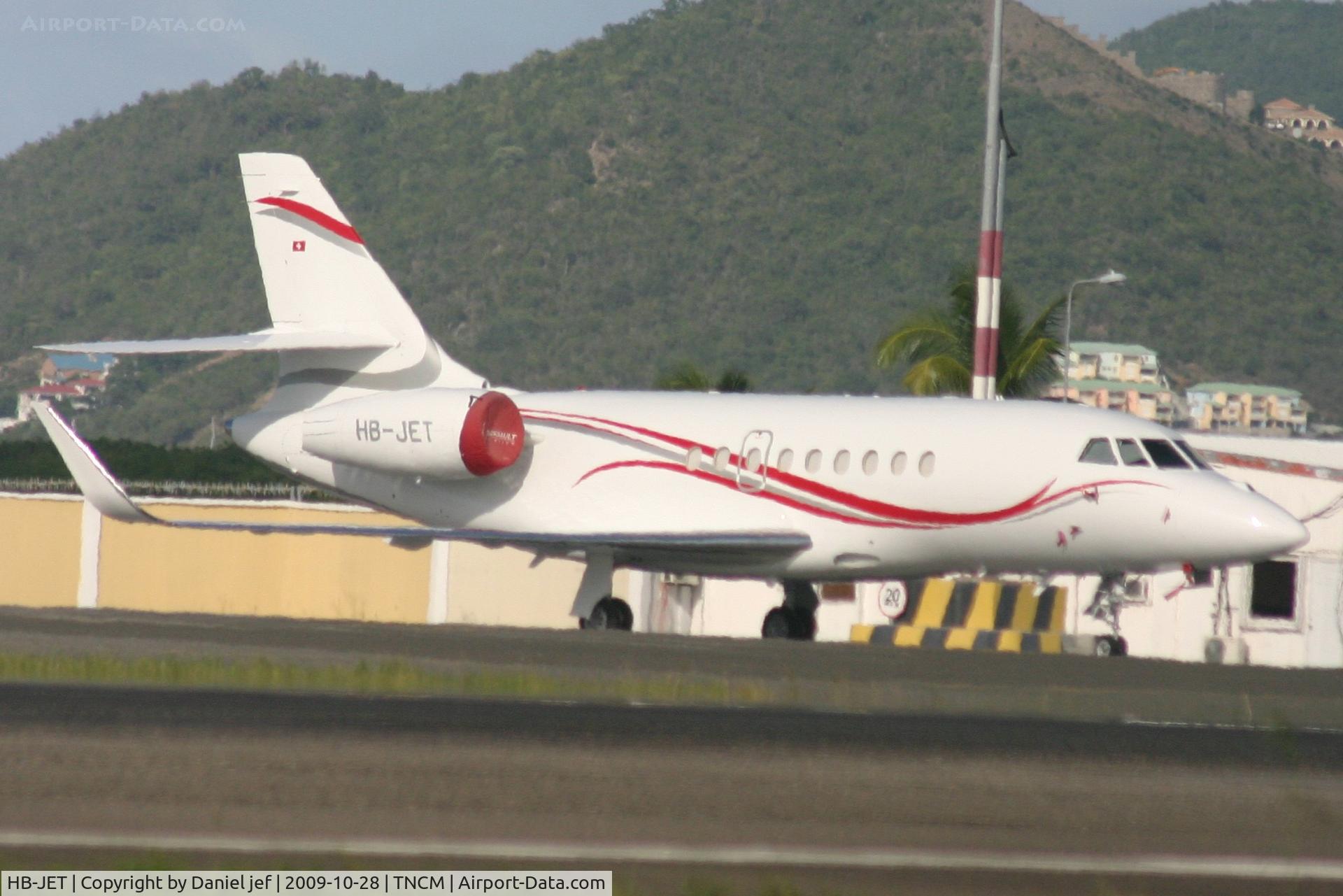 HB-JET, 2008 Dassault Falcon 2000EX EASy C/N 154, Park at the C ramp haveing some sunshine