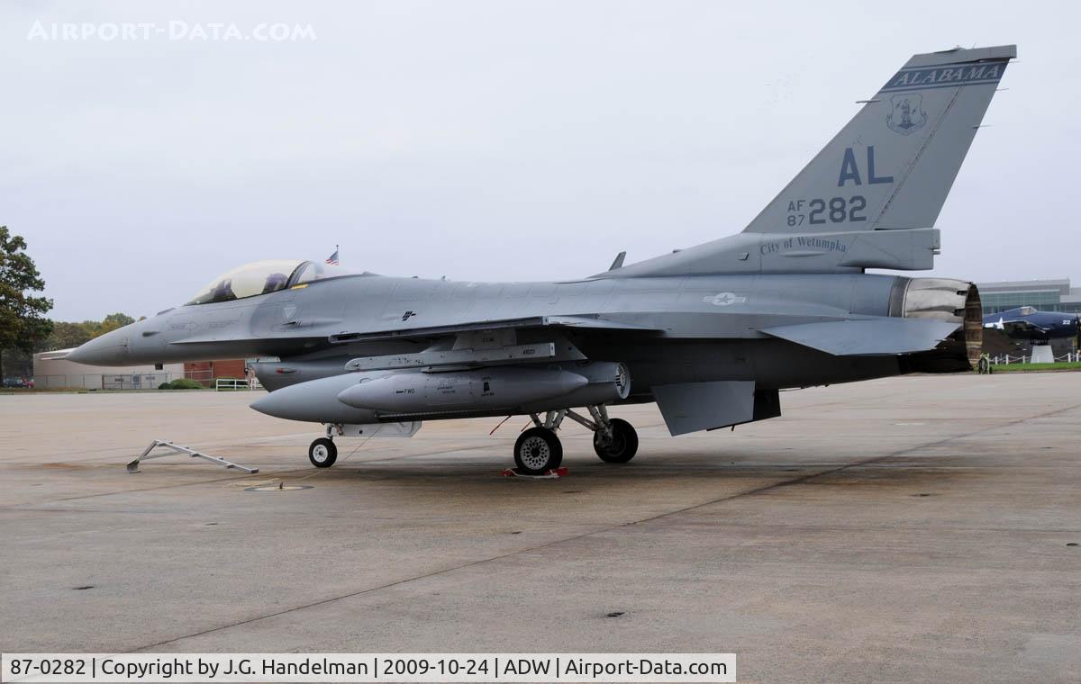 87-0282, 1987 General Dynamics F-16C Fighting Falcon C/N 5C-543, at rainy NAF Washington