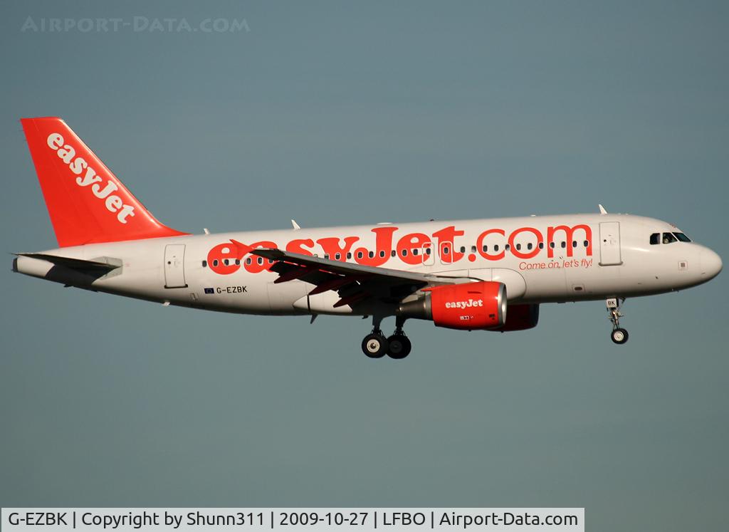 G-EZBK, 2007 Airbus A319-111 C/N 3041, Landing rwy 14L