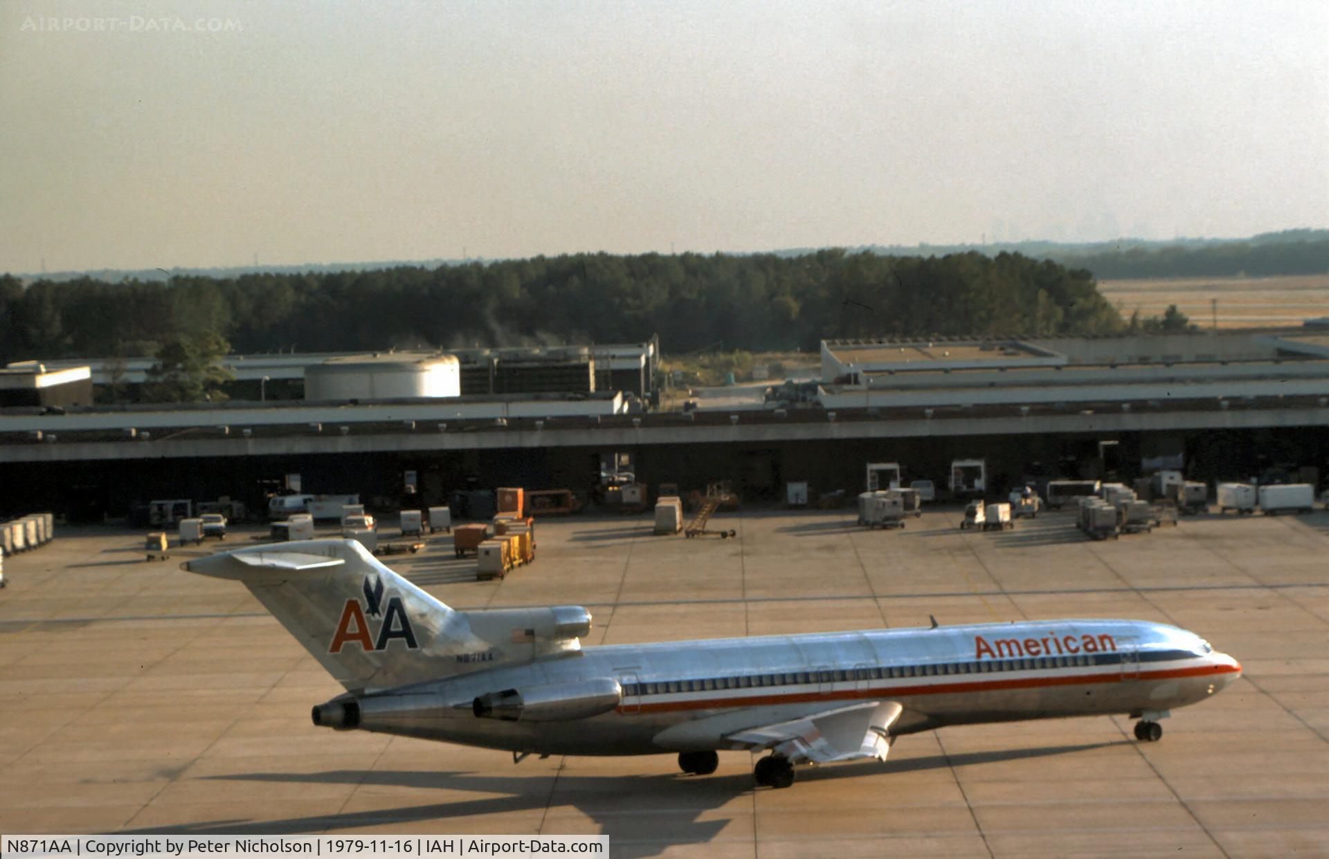 N871AA, 1978 Boeing 727-223 C/N 21383, Boeing 727-223 of American Airlines seen at Houston in November 1979.