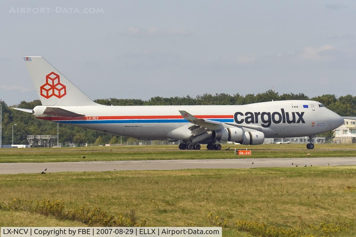 LX-NCV, 1999 Boeing 747-4R7F/SCD C/N 29730, decelerating RW06