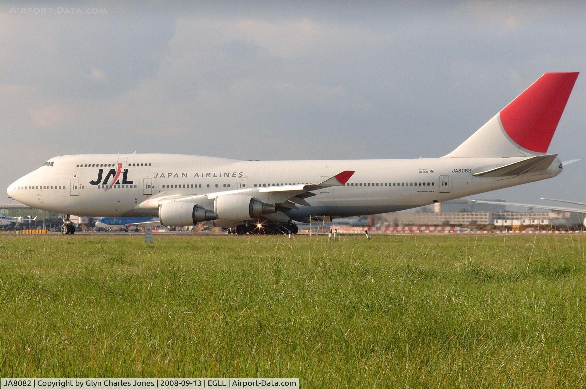 JA8082, 1991 Boeing 747-446 C/N 25212, Lining up for take off on runway 27L. Good to see a Boeing 747 instead of the usual Boeing 777s. Operated by JAL - Japan Airlines.