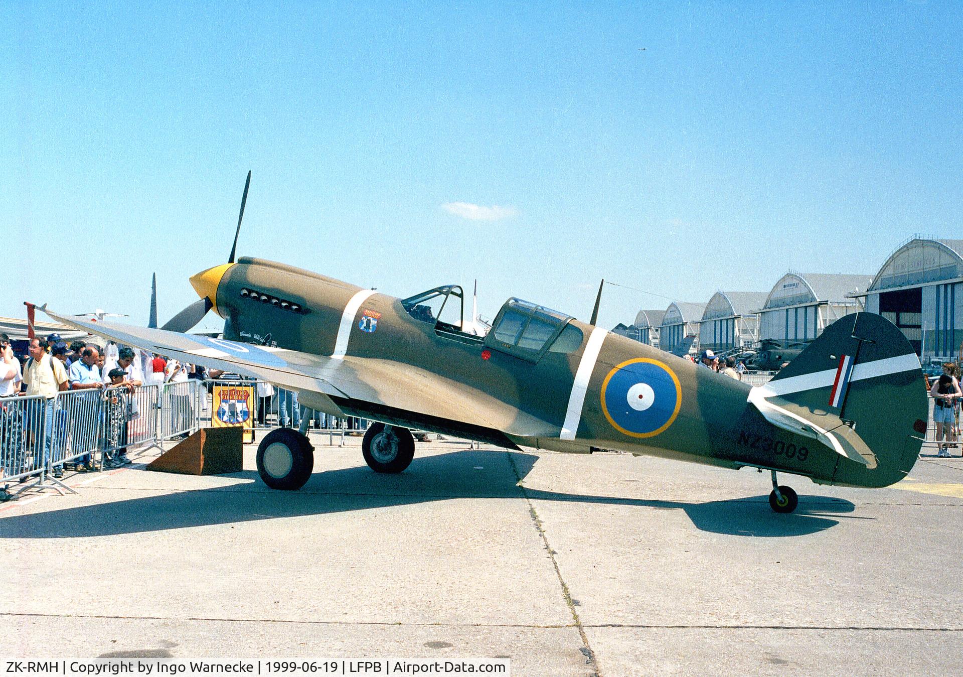 ZK-RMH, 1941 Curtiss P-40E Kittyhawk 1A C/N 19669, Curtiss P-40E Kittyhawk at the Aerosalon 1999, Par