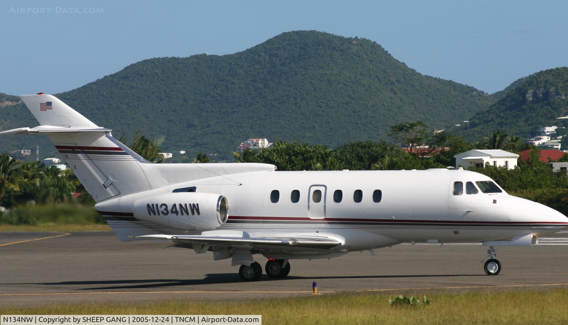N134NW, 1981 Hawker Siddeley HS.125 Series 700A C/N 257134, Departing St Maarten