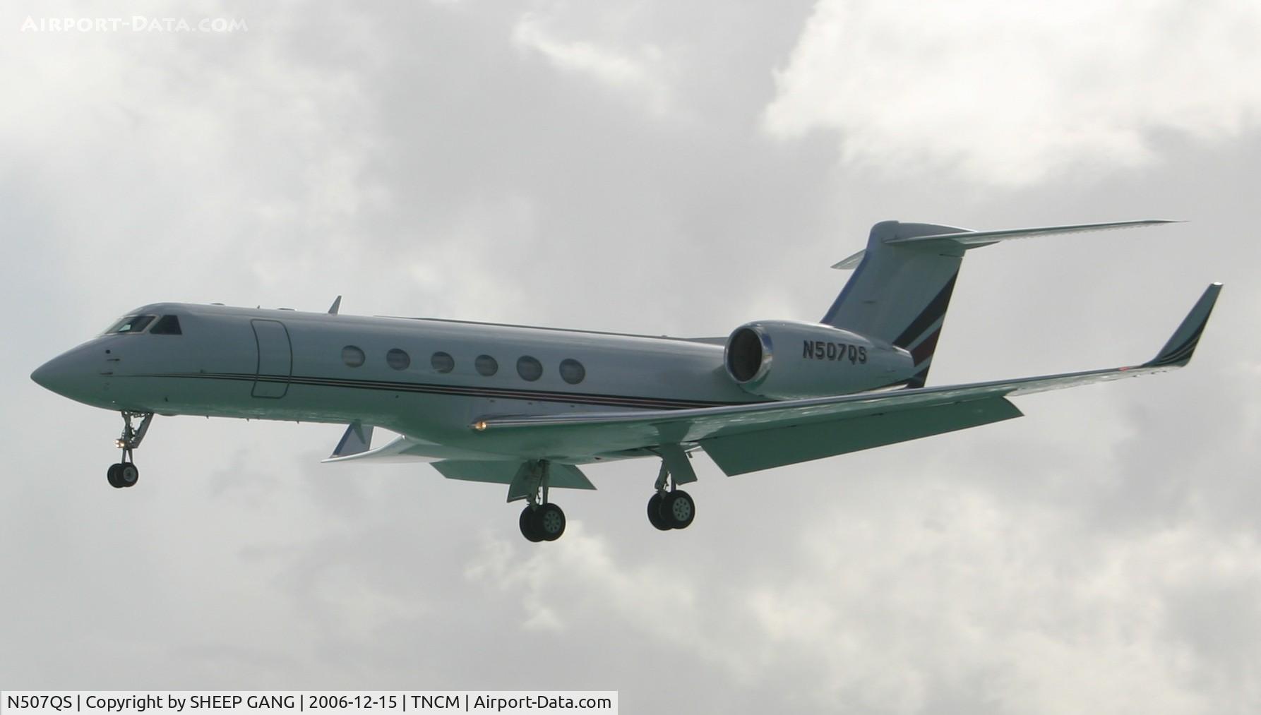 N507QS, 2000 Gulfstream Aerospace G-V C/N 625, landing at tncm