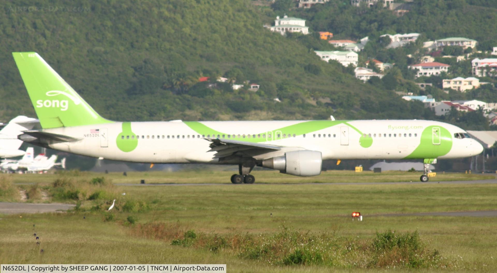 N652DL, 1989 Boeing 757-232 C/N 24392, Back tracking runway 28