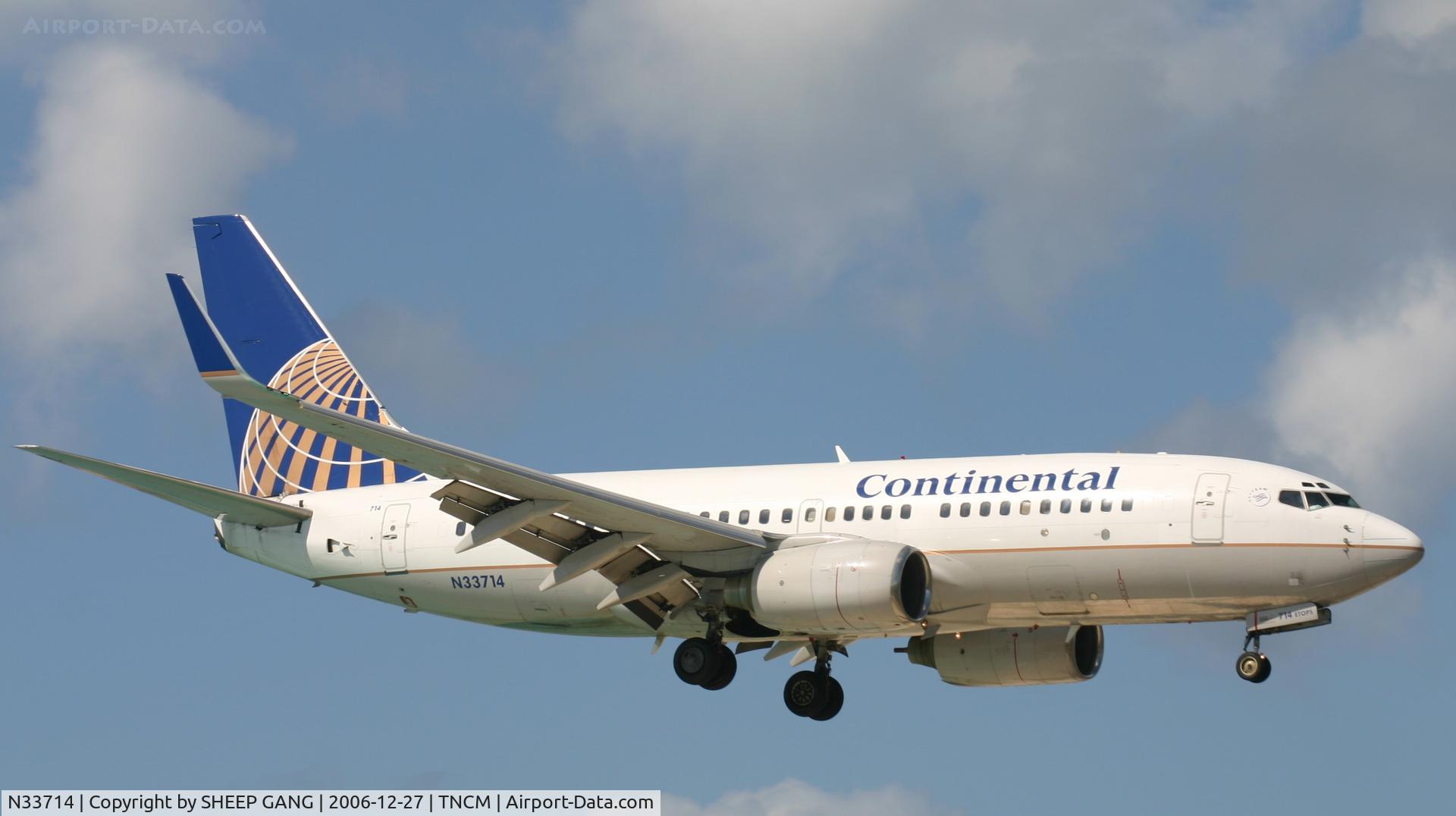 N33714, 1998 Boeing 737-724 C/N 28785, Continental landing at tncm