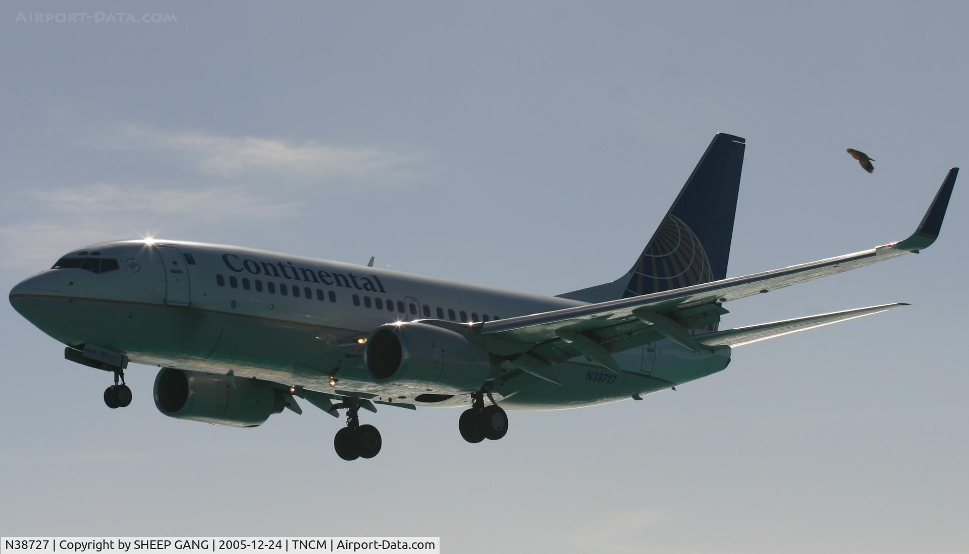 N38727, 1999 Boeing 737-724 C/N 28797, landing at tncm