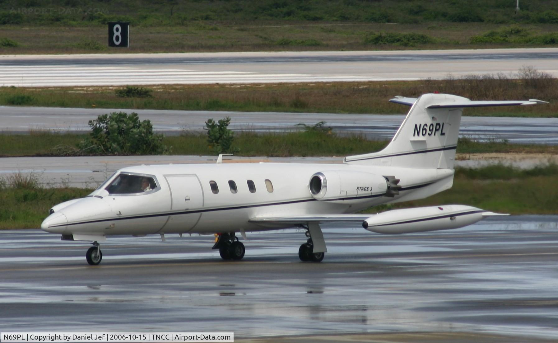 N69PL, 1978 Gates Learjet 25D C/N 253, preping for take off