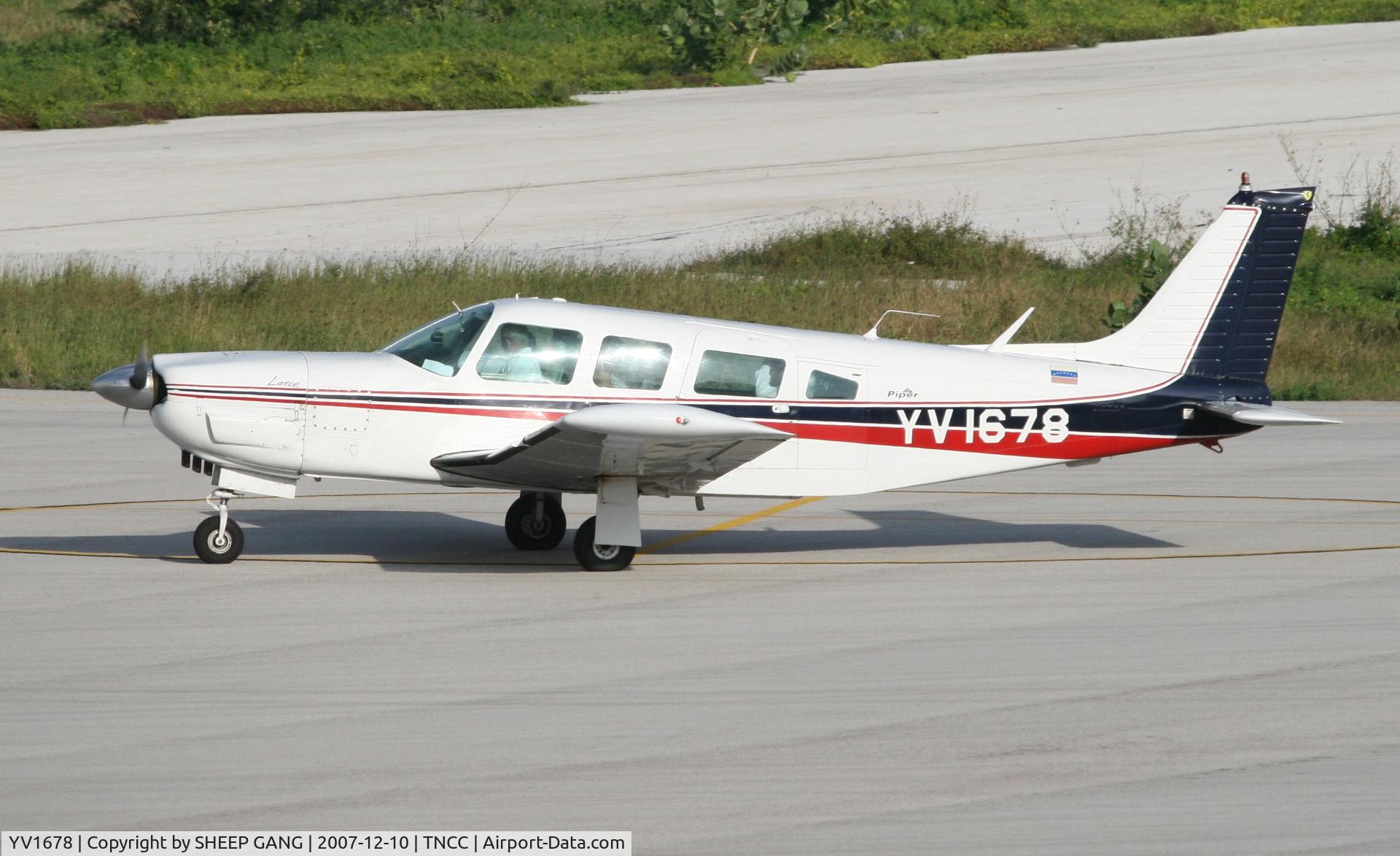 YV1678, Piper PA-32RT-300 Lance II C/N 32R-7680524, preping to take off