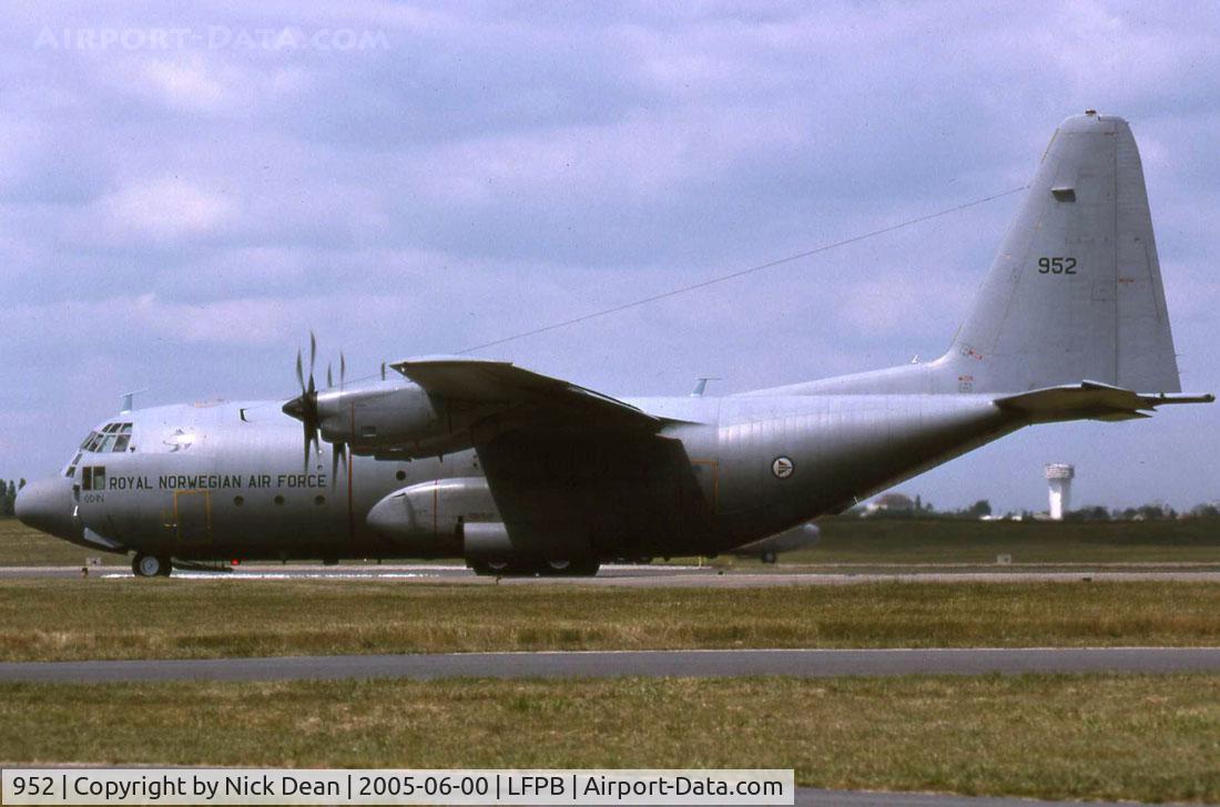 952, 1969 Lockheed C-130H Hercules C/N 382-4334, LFPB