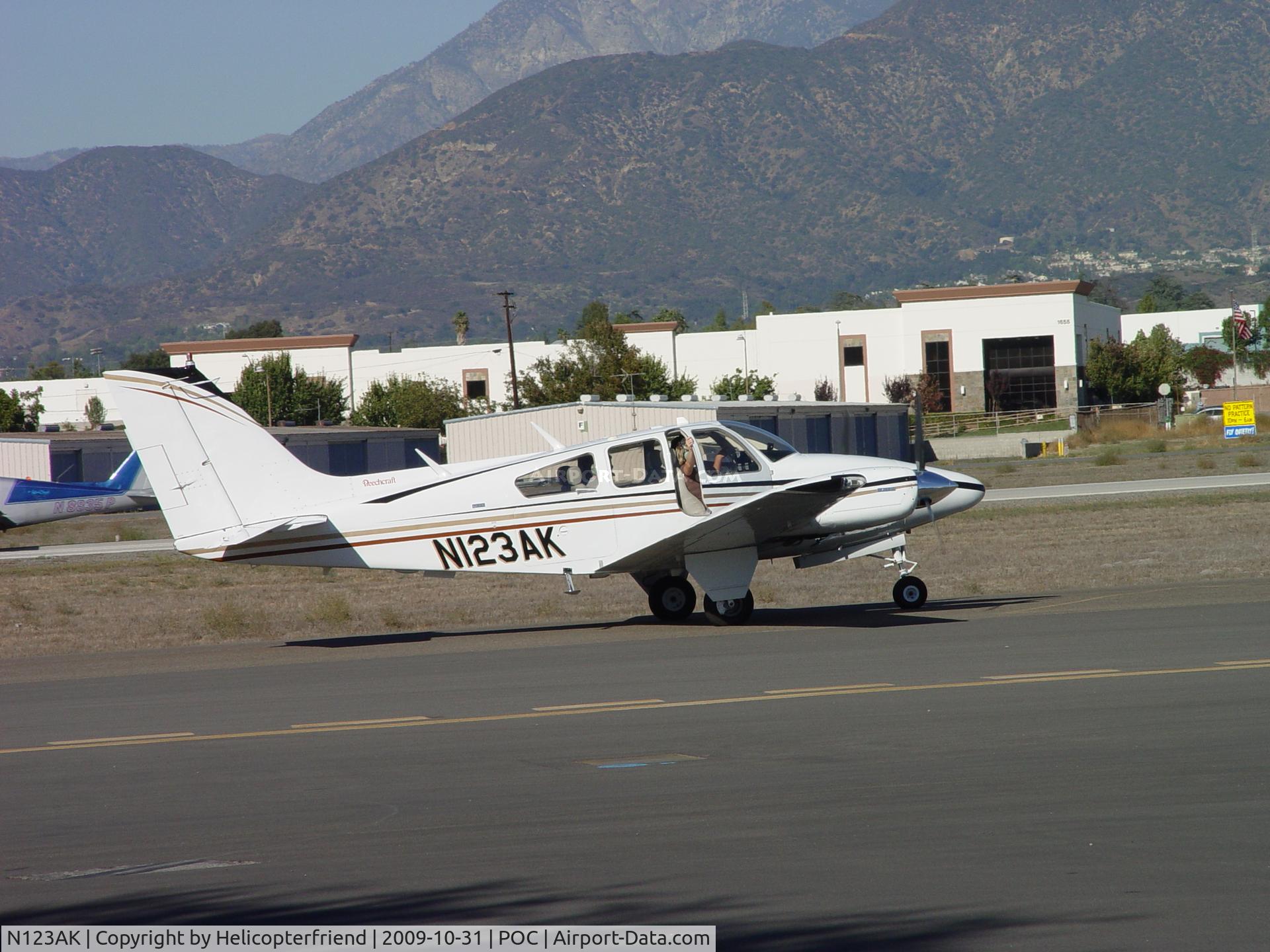 N123AK, 1973 Beech 95-B55 (T42A) Baron C/N TC-1543, Enroute hanger