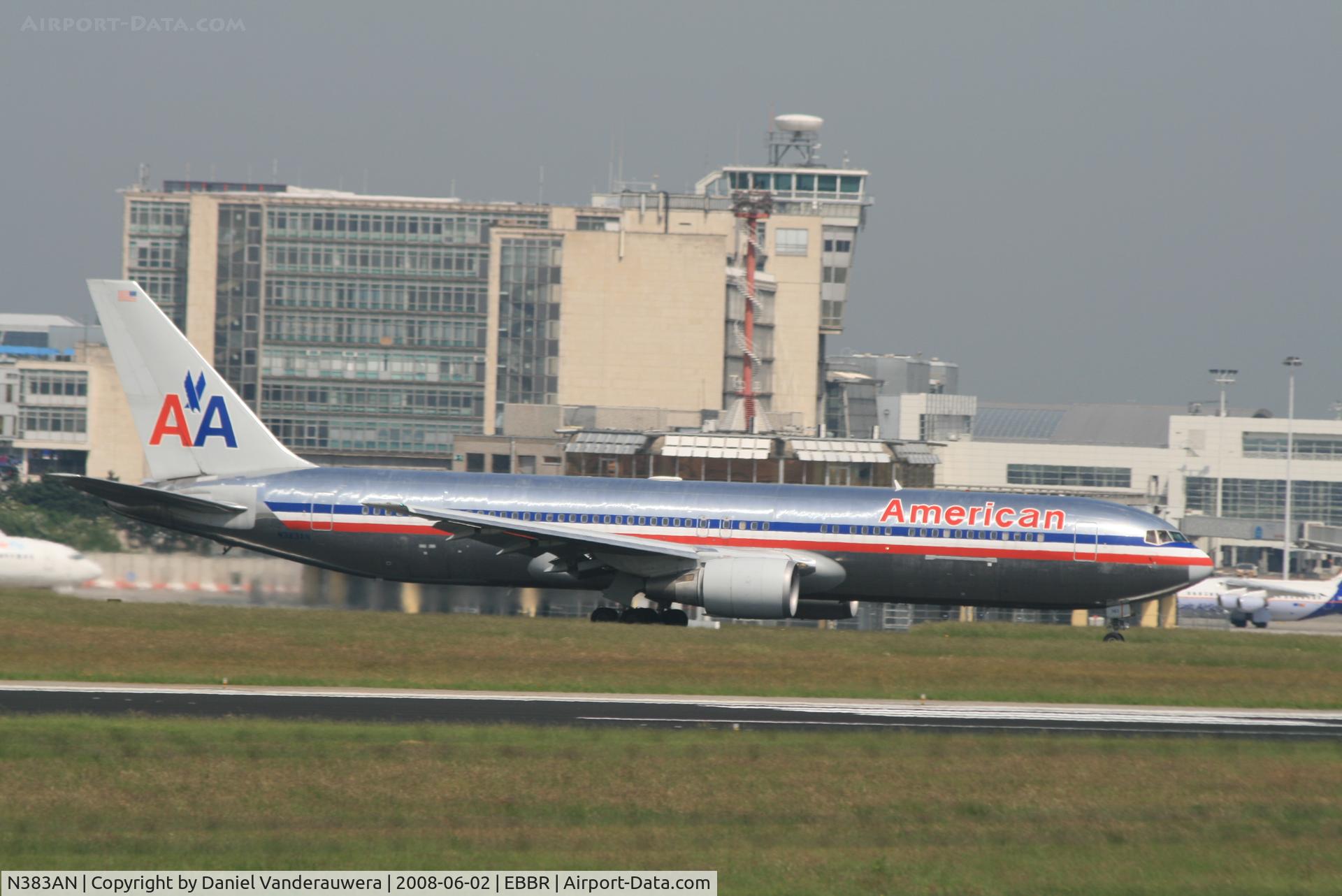 N383AN, 1993 Boeing 767-323 C/N 26995, Flight AA089 is taking off from rwy 07R