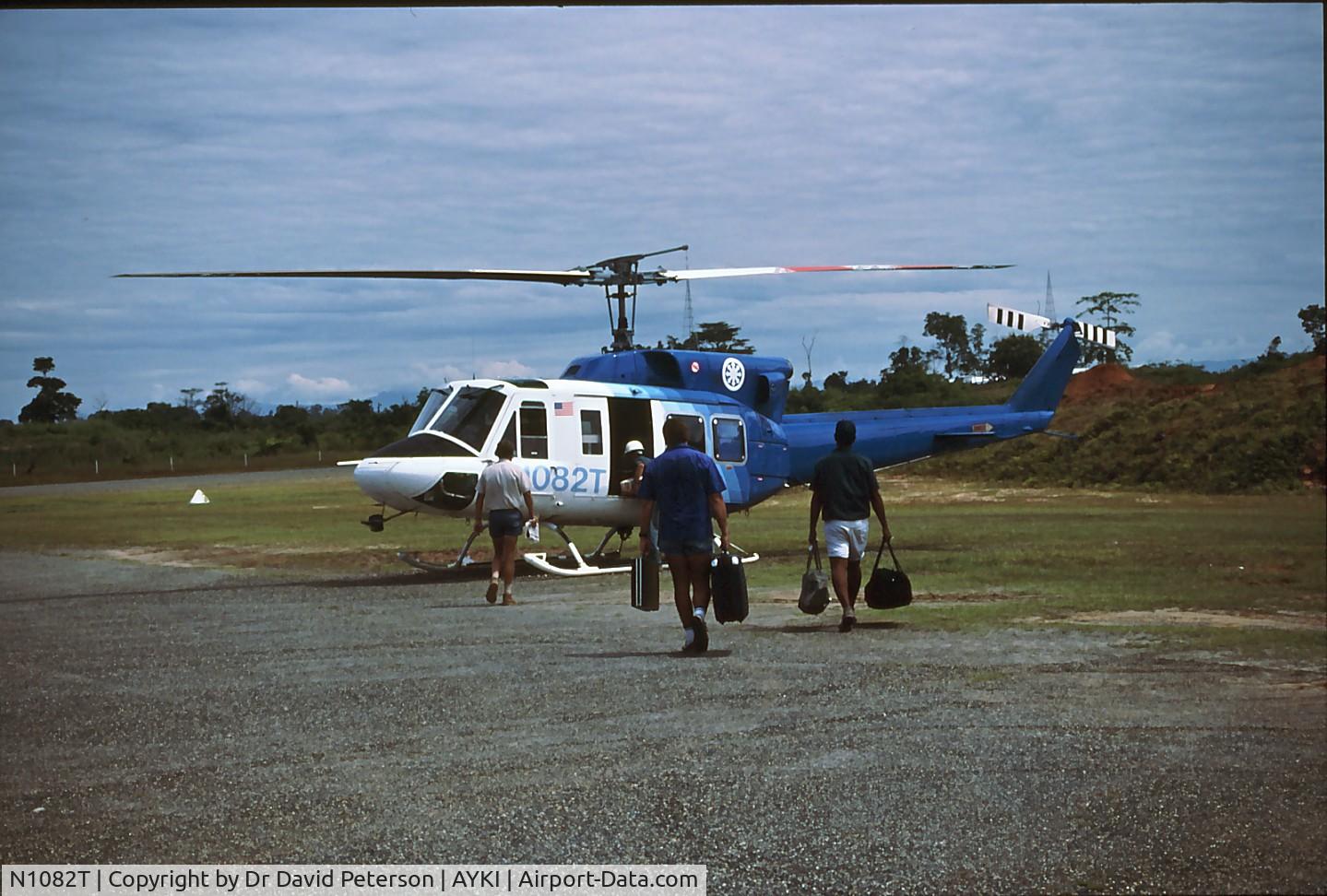N1082T, Bell 212 C/N 31104, 1989 dec Waiting to transport patient