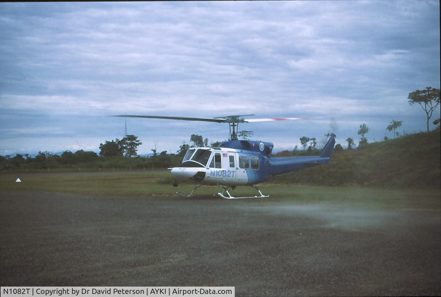 N1082T, Bell 212 C/N 31104, 1989 dec Waiting to transport patient