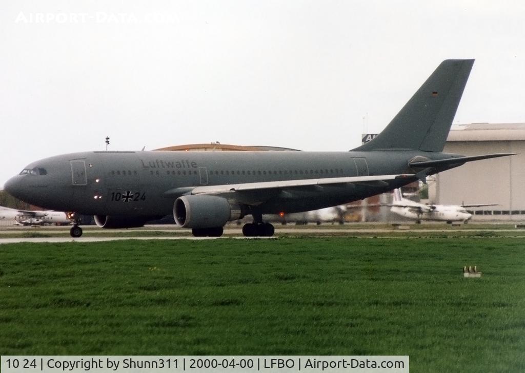 10 24, 1987 Airbus A310-304/MRT C/N 434, Lining up rwy 32R for departure...