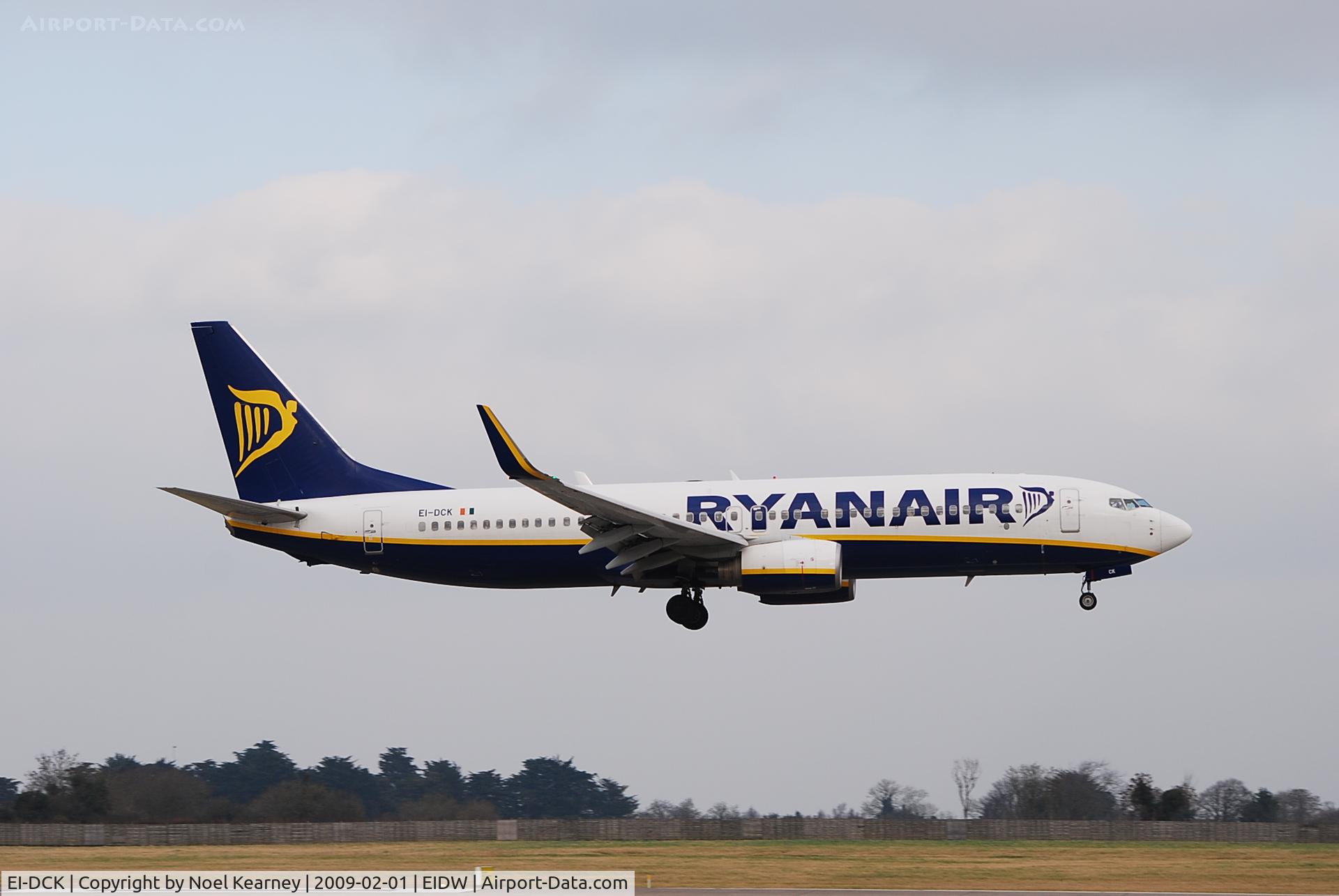EI-DCK, 2004 Boeing 737-8AS C/N 33565, Landing Rwy 10
