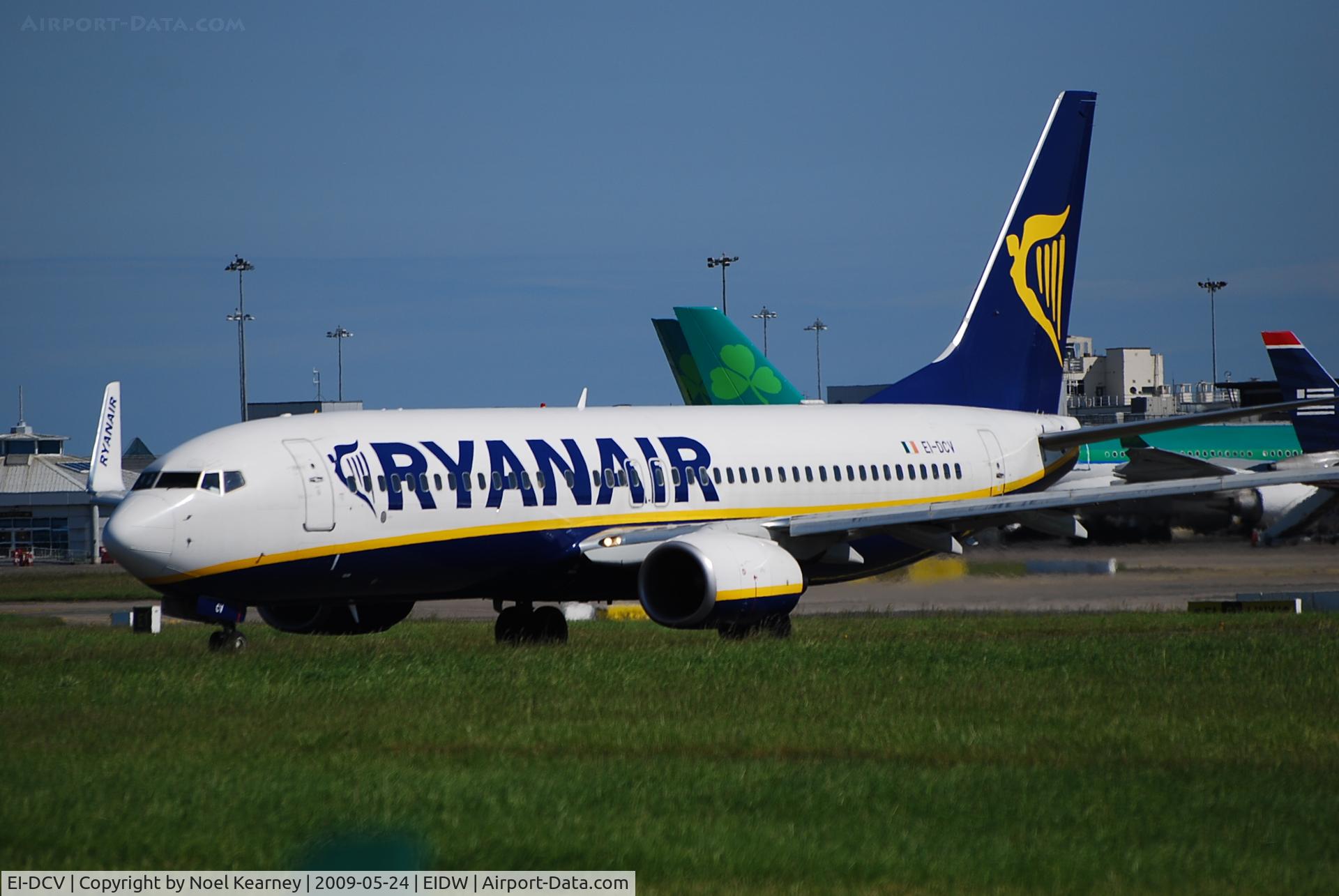 EI-DCV, 2004 Boeing 737-8AS C/N 33814, Departing off Rwy 28