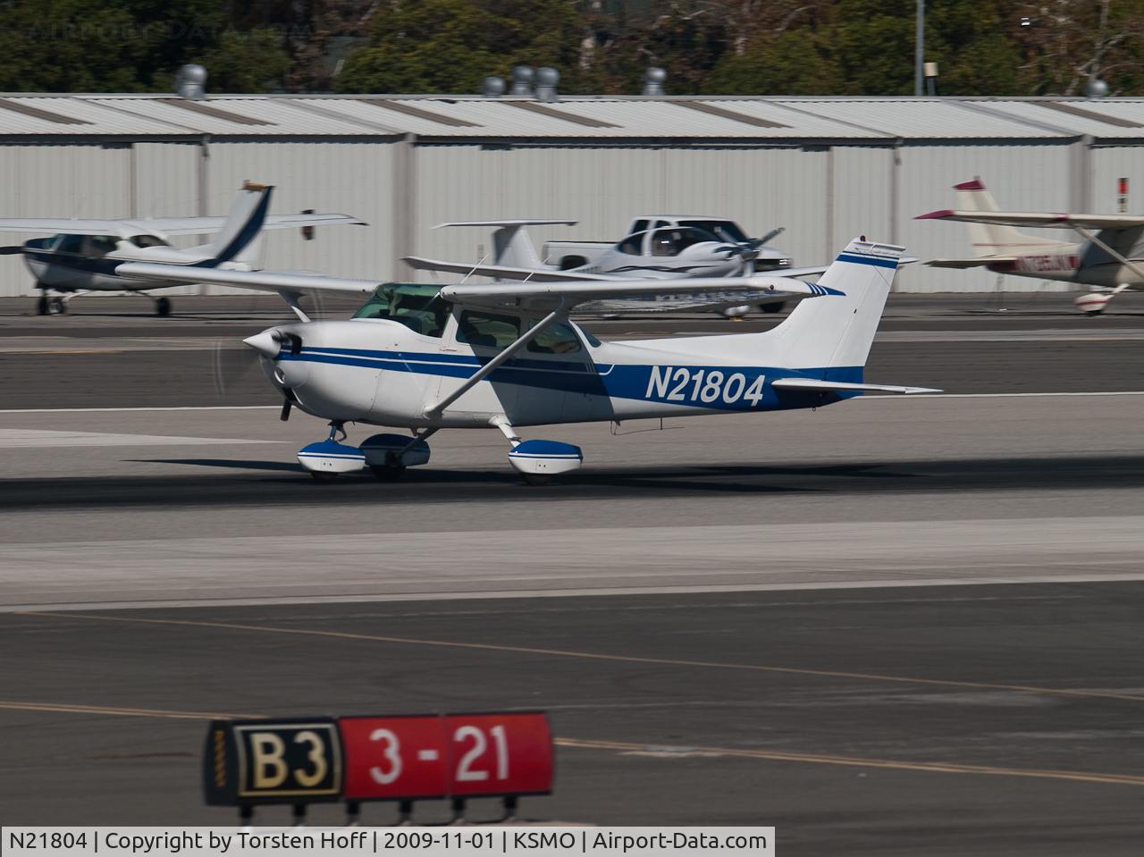 N21804, 1974 Cessna 172M C/N 17264026, N21804 departing from RWY 21
