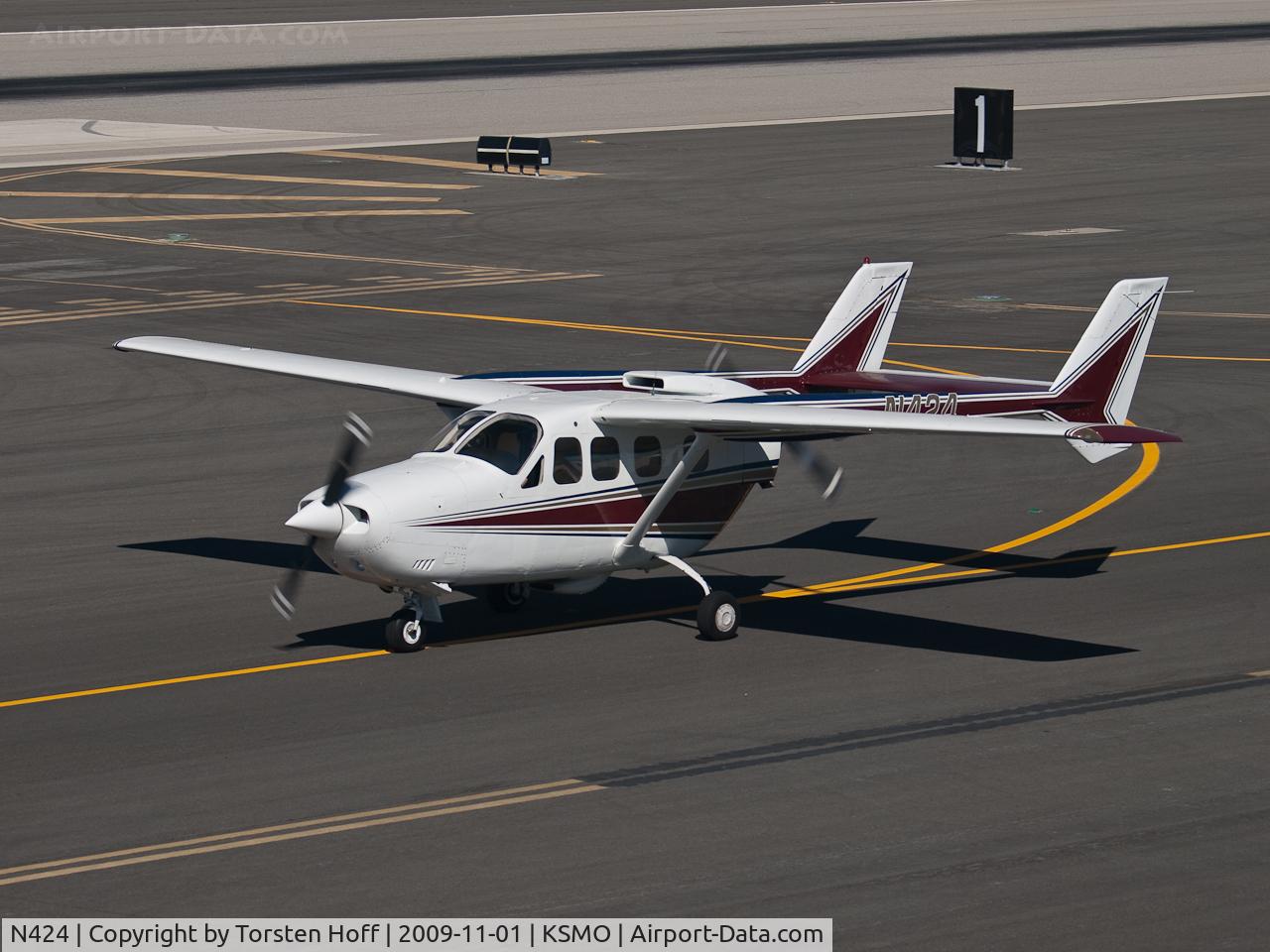 N424, 1976 Cessna T337G Turbo Super Skymaster C/N P3370259, N424 taxiing