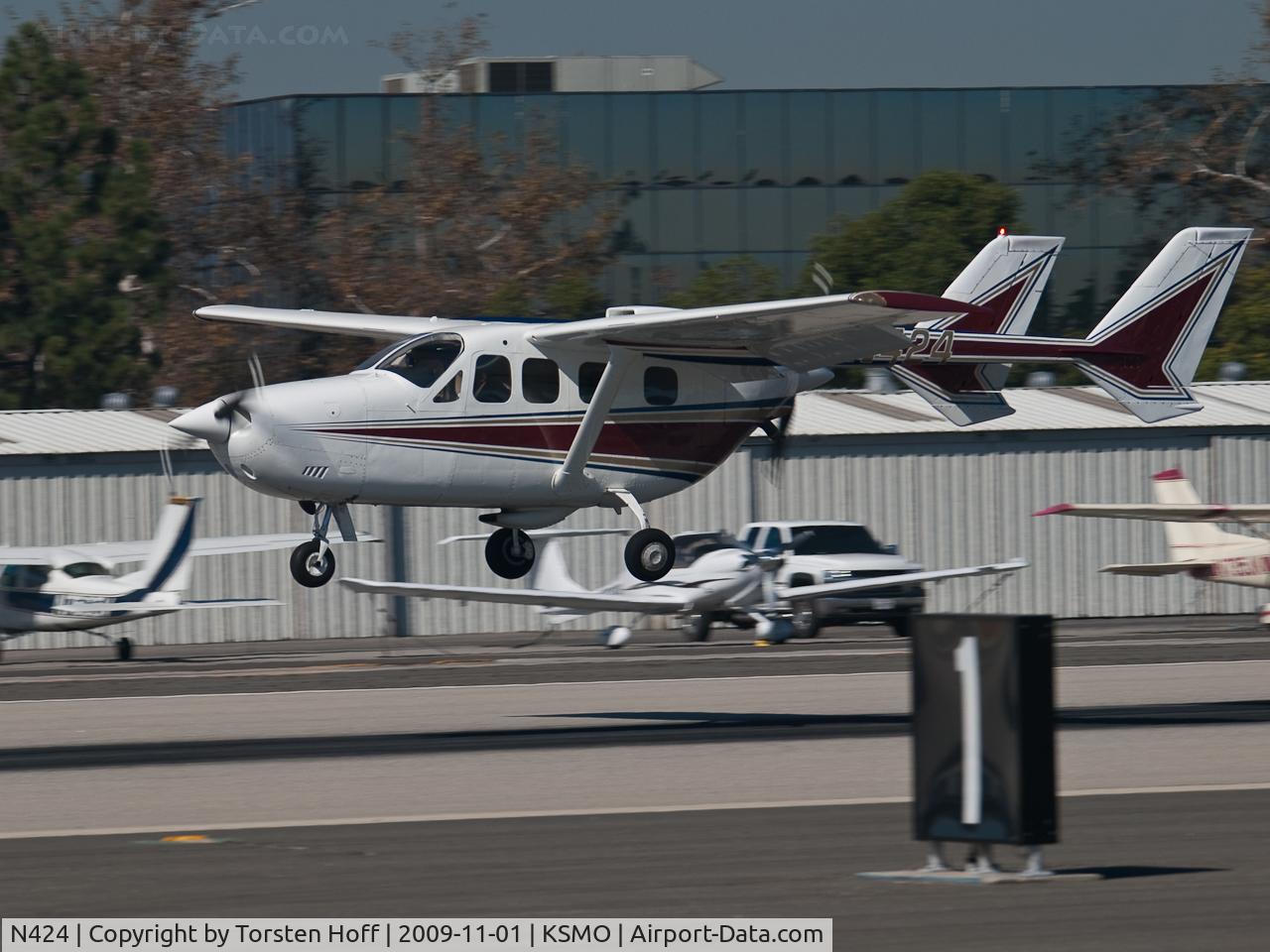 N424, 1976 Cessna T337G Turbo Super Skymaster C/N P3370259, N424 arriving on RWY 21