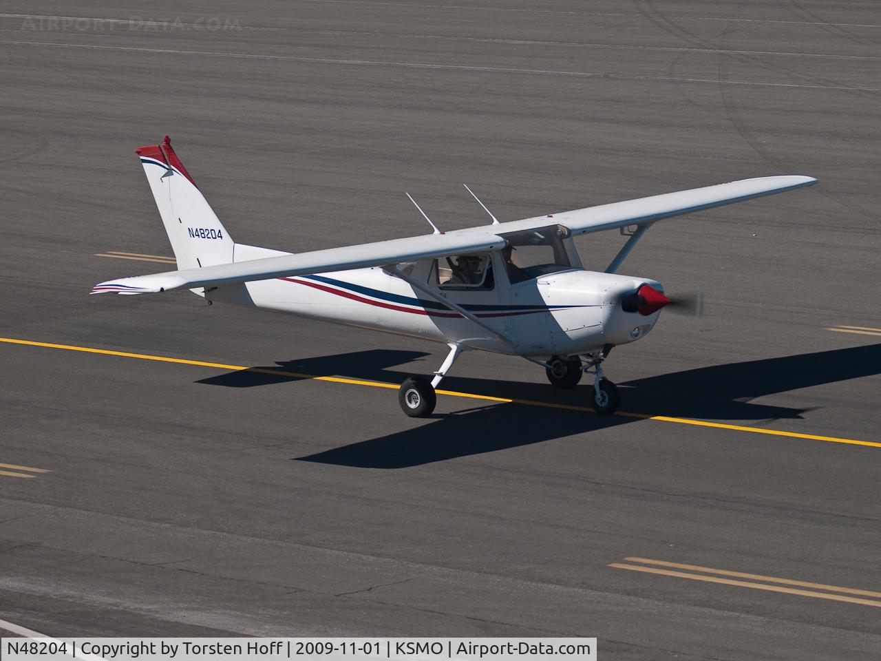 N48204, 1979 Cessna 152 C/N 15283301, N48204 taxiing