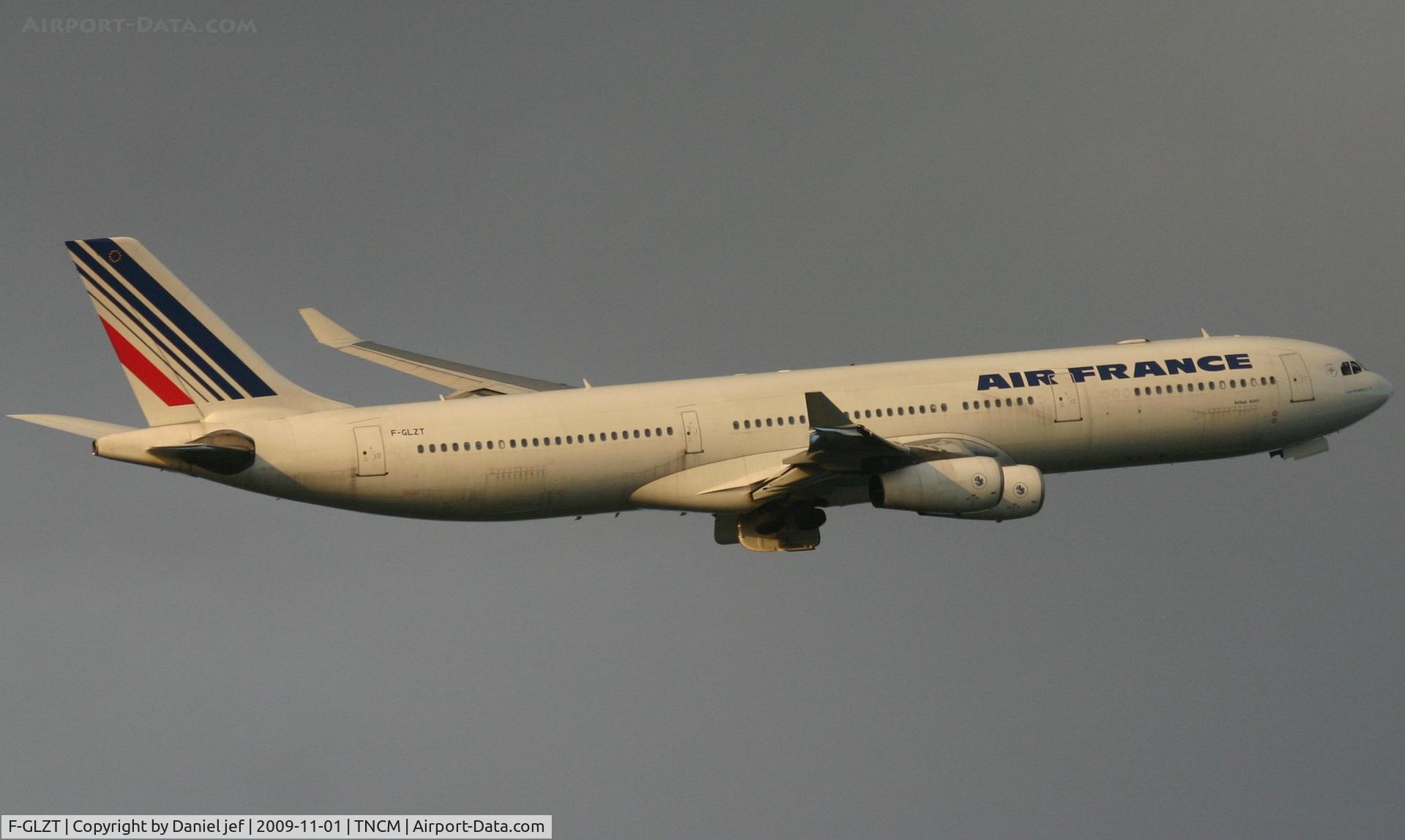 F-GLZT, 2000 Airbus A340-313X C/N 319, Wheels in doors next